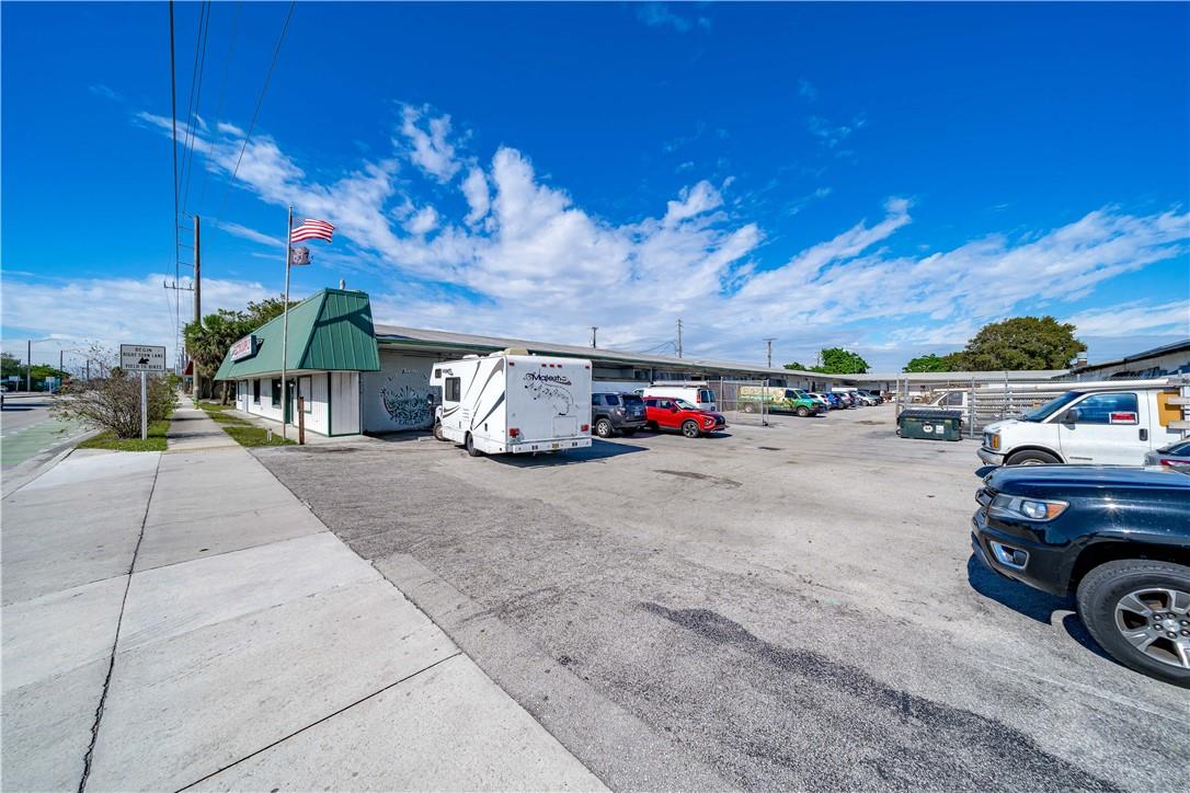 841 NE 44th Street, Oakland Park, FL 33334