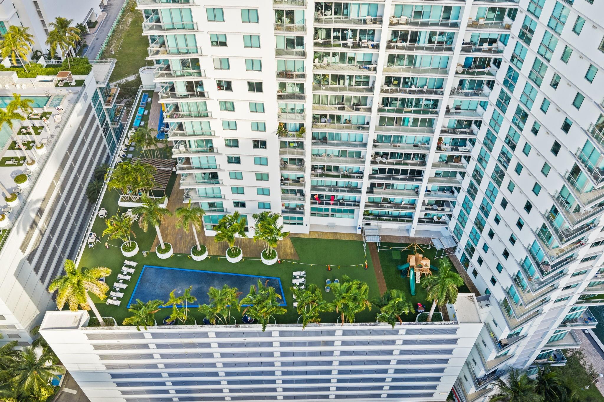 EXPANSIVE OUTDOOR SPACE WITH LOUNGE BEDS AND ZEN GARDENS