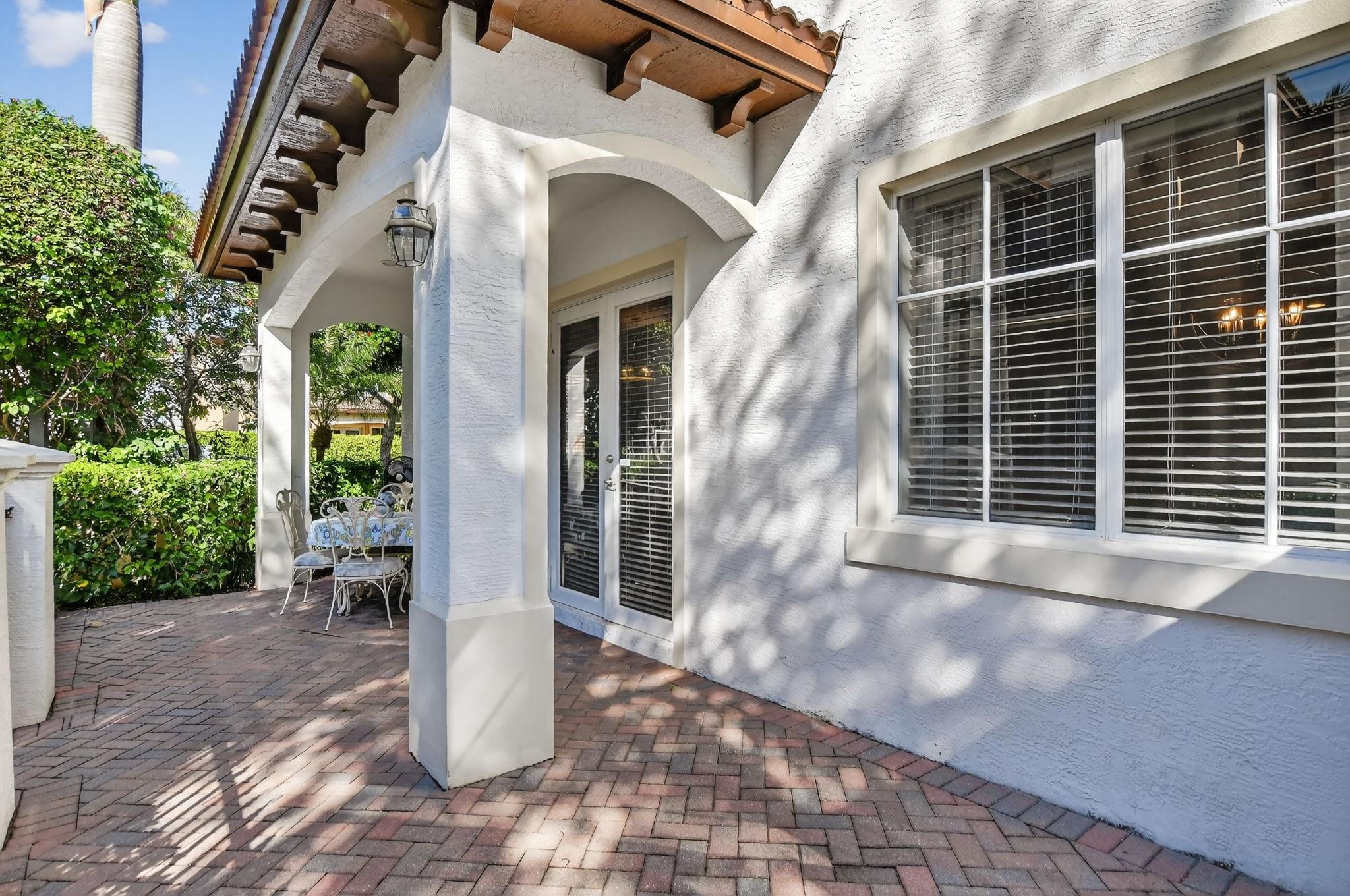 Easy access to backyard from kitchen/dining area