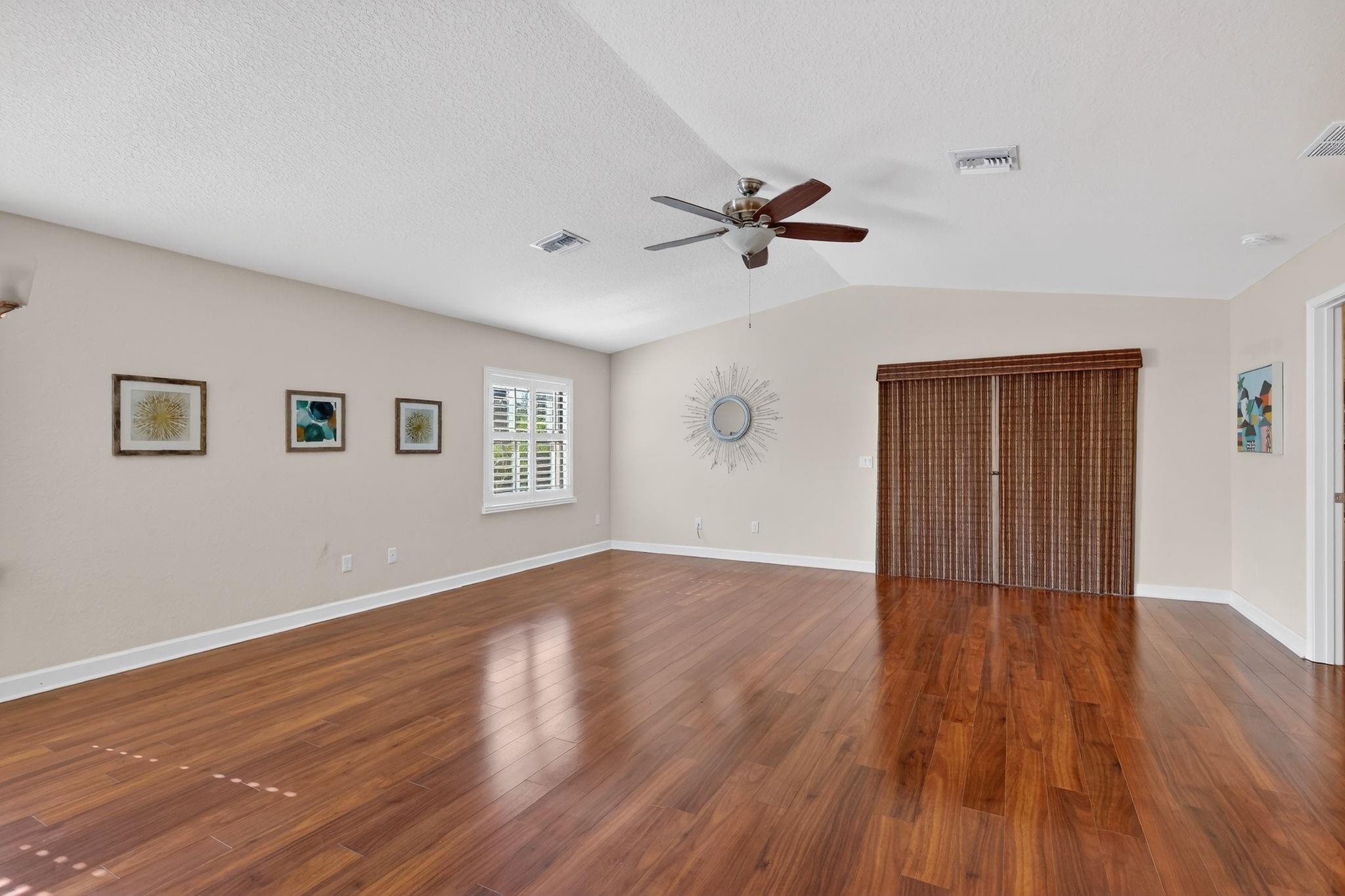 living room/dining room
