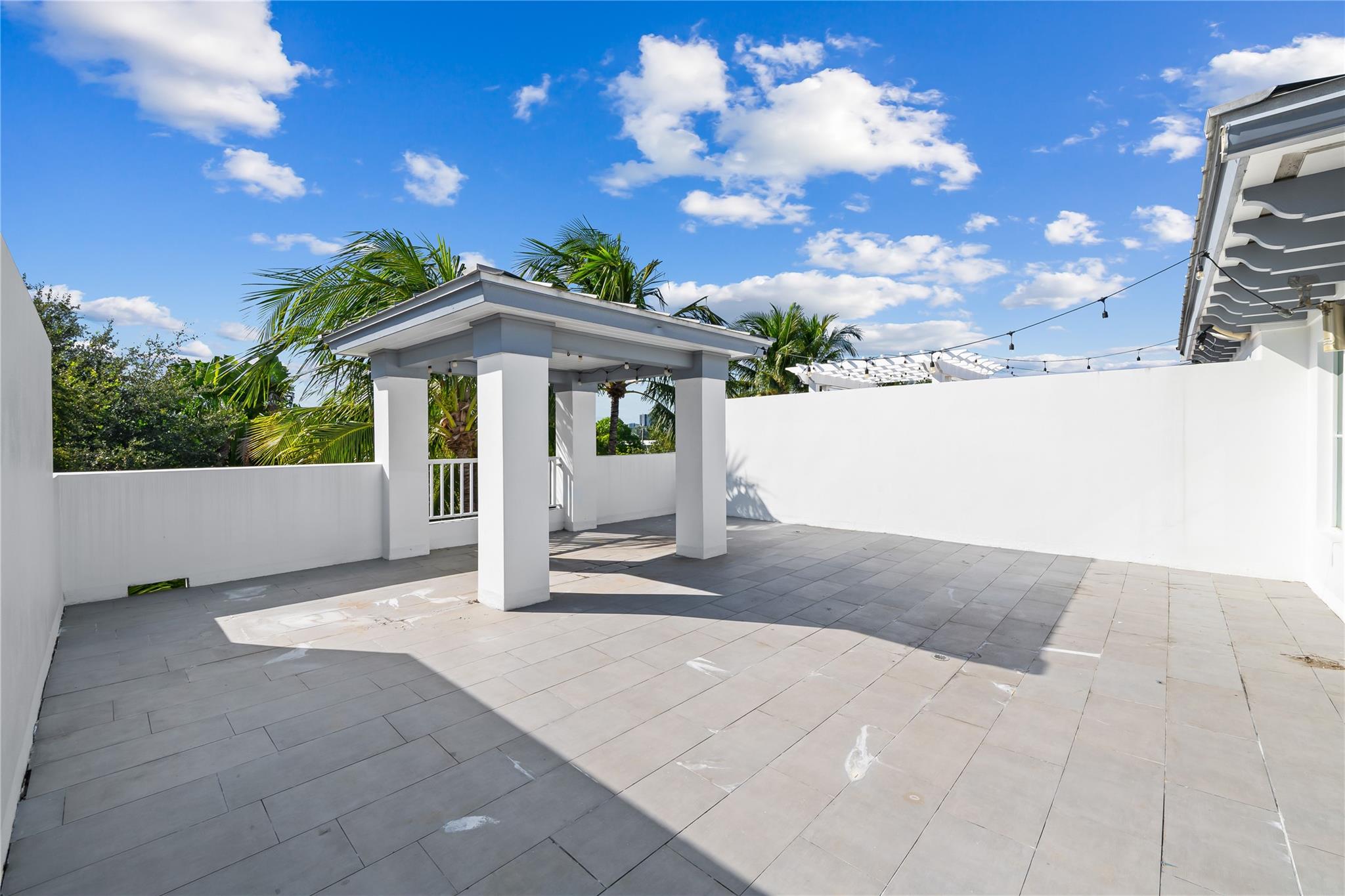 Rooftop entertainment area with pergola