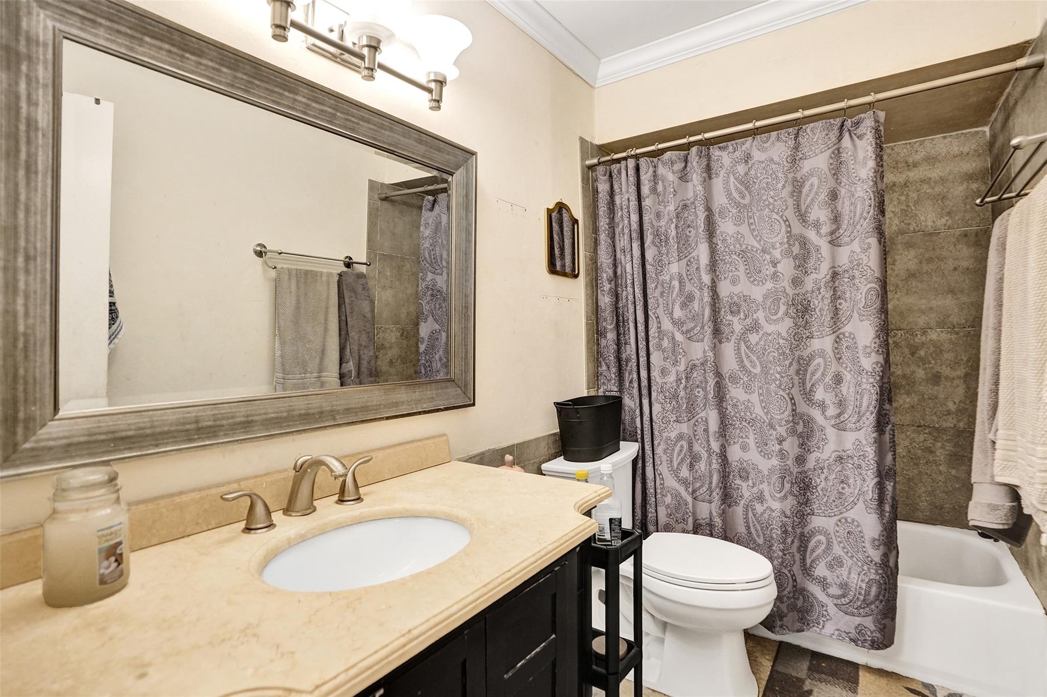 *GUEST BATHROOM UPSTAIRS WITH TUB/SHOWER COMBO*
