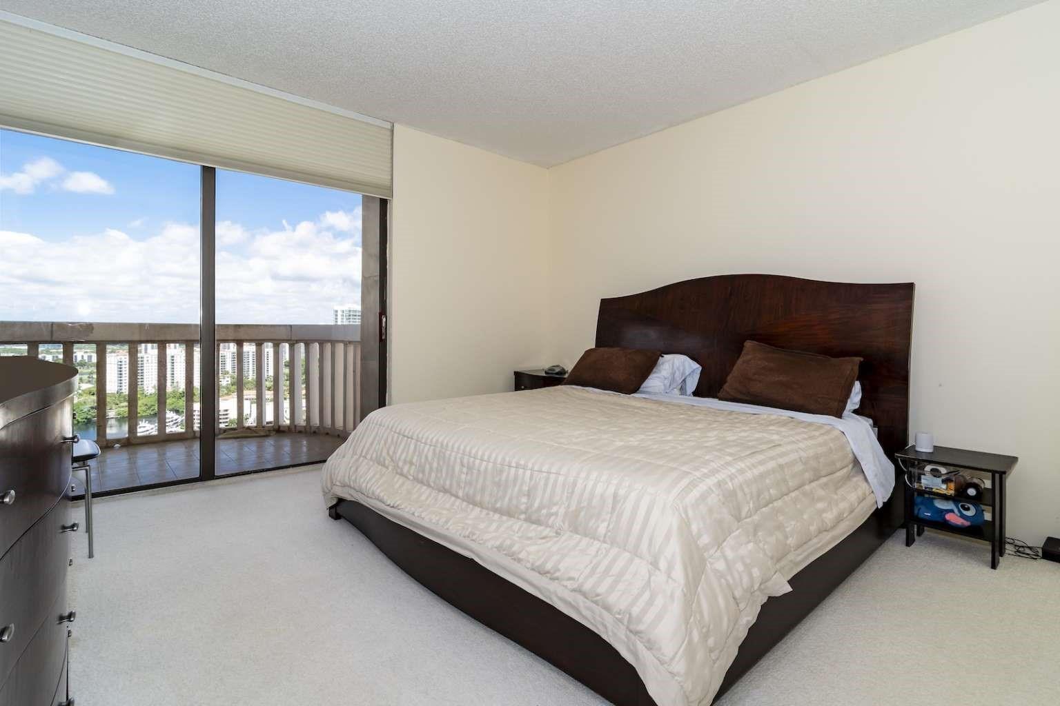 19355 Turnberry Way 24C, Miami, FL 33180