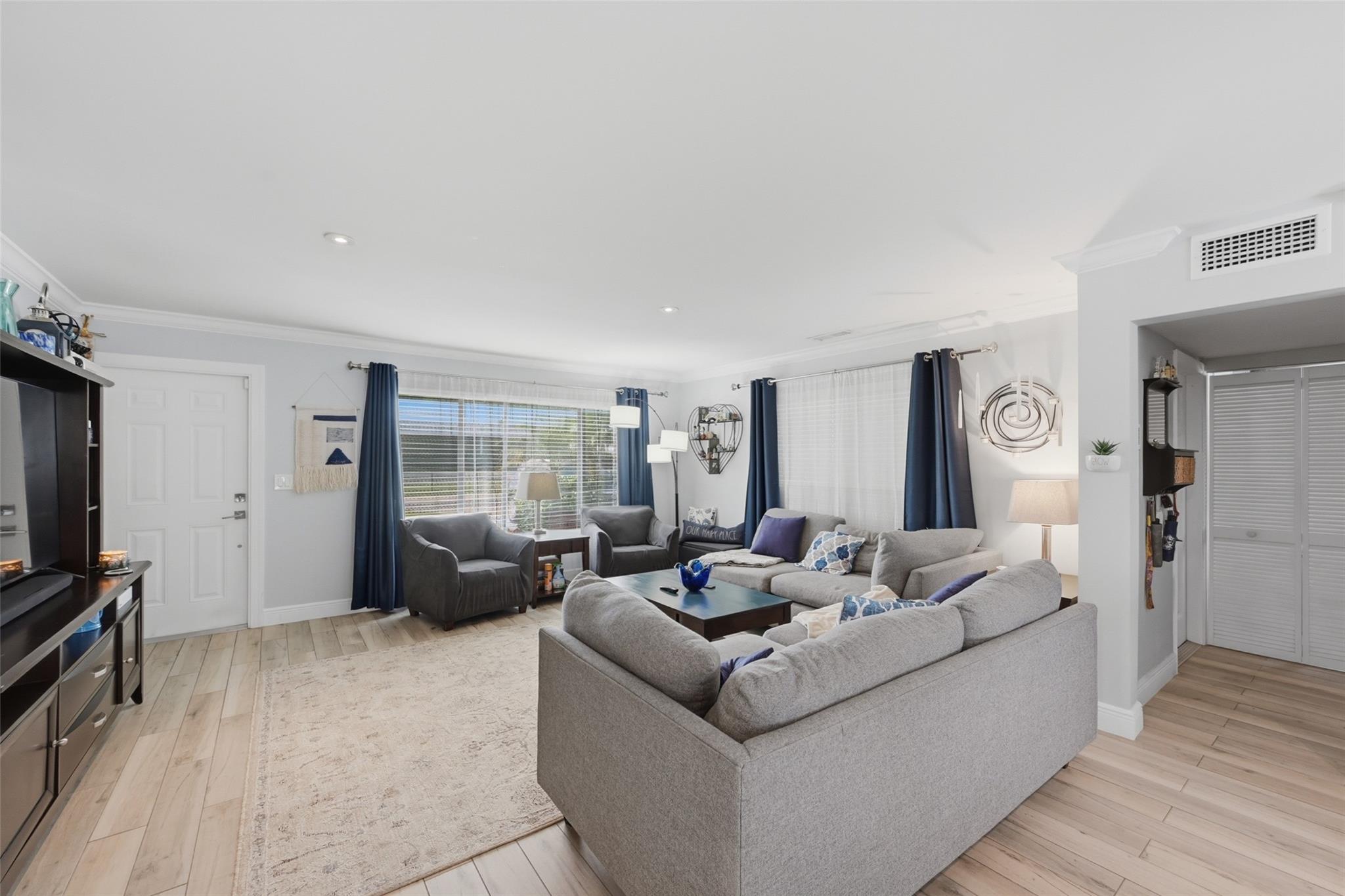 Open space loving room. Great for entertaining. This home is nice and airy from the time you walk in.