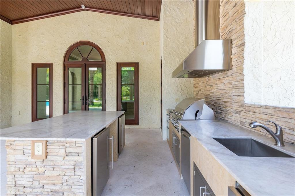 SUMMER KITCHEN WITH ISLAND