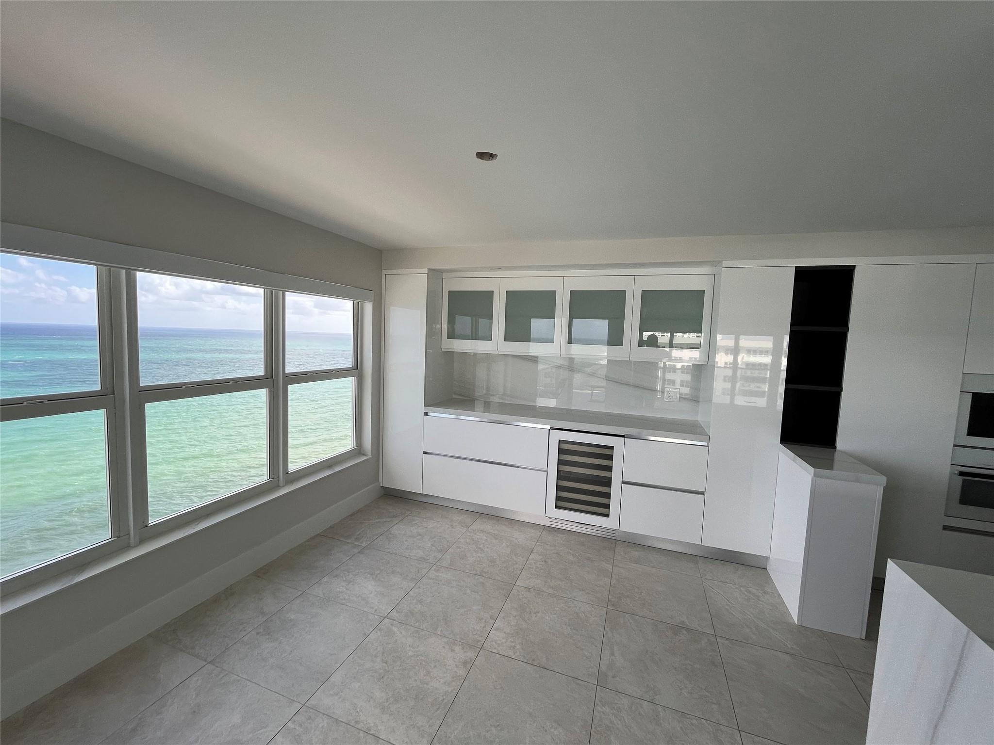 The dining area allows a direct view of the ocean.