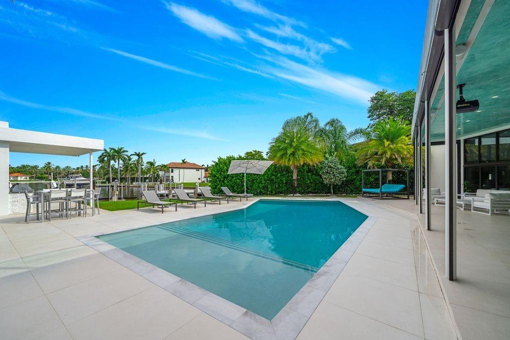 19 Gatehouse Road, Sea Ranch Lakes, FL 33308