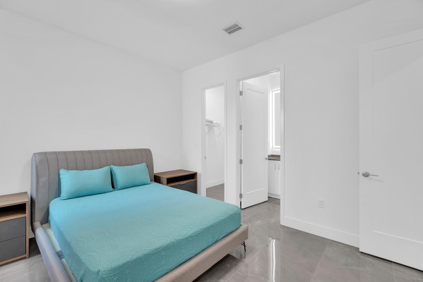 Suite 1st floor (5th Suite) with porcelain floors