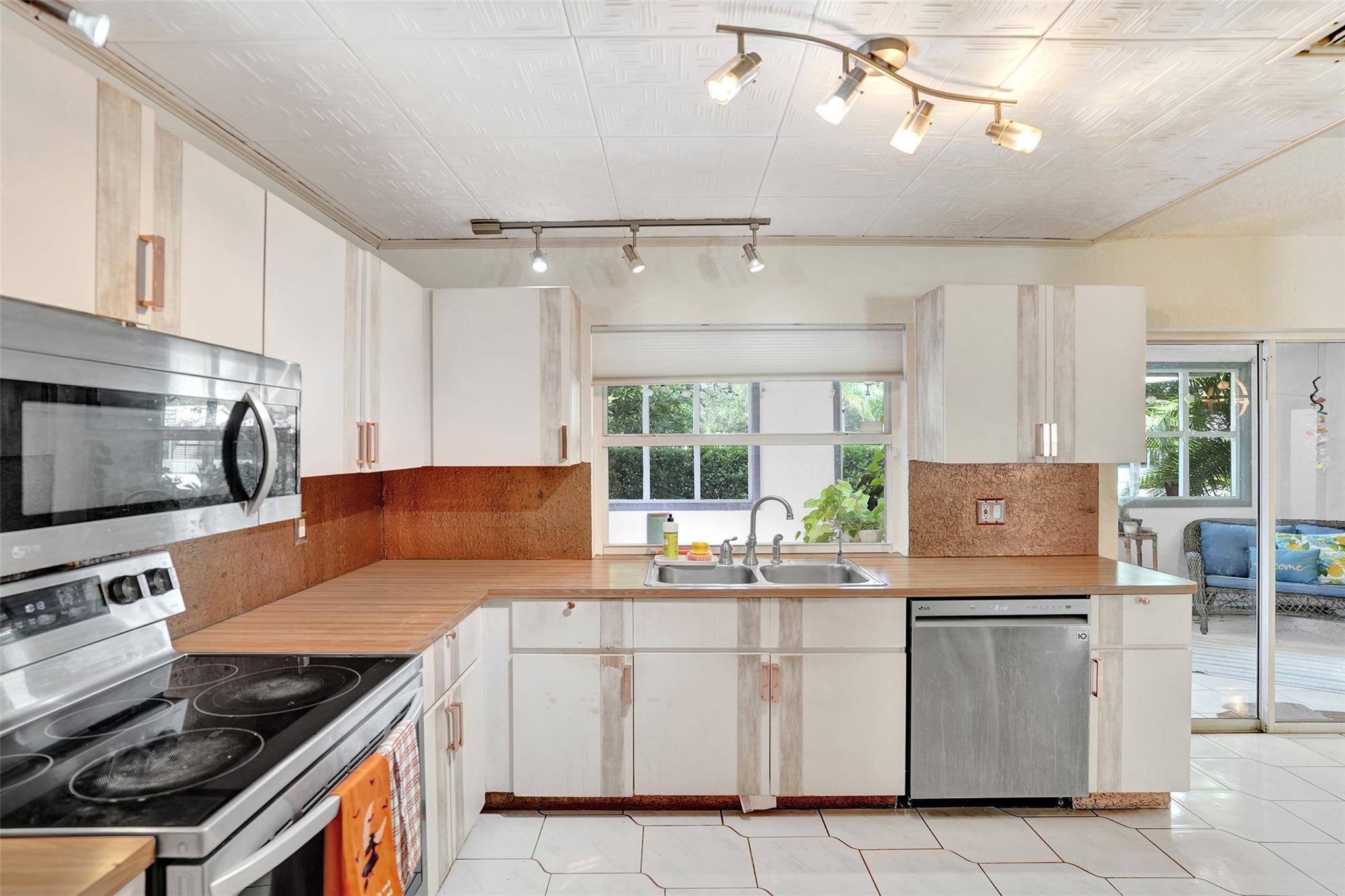 5372 Pine Circle, Coral Springs, FL 33067