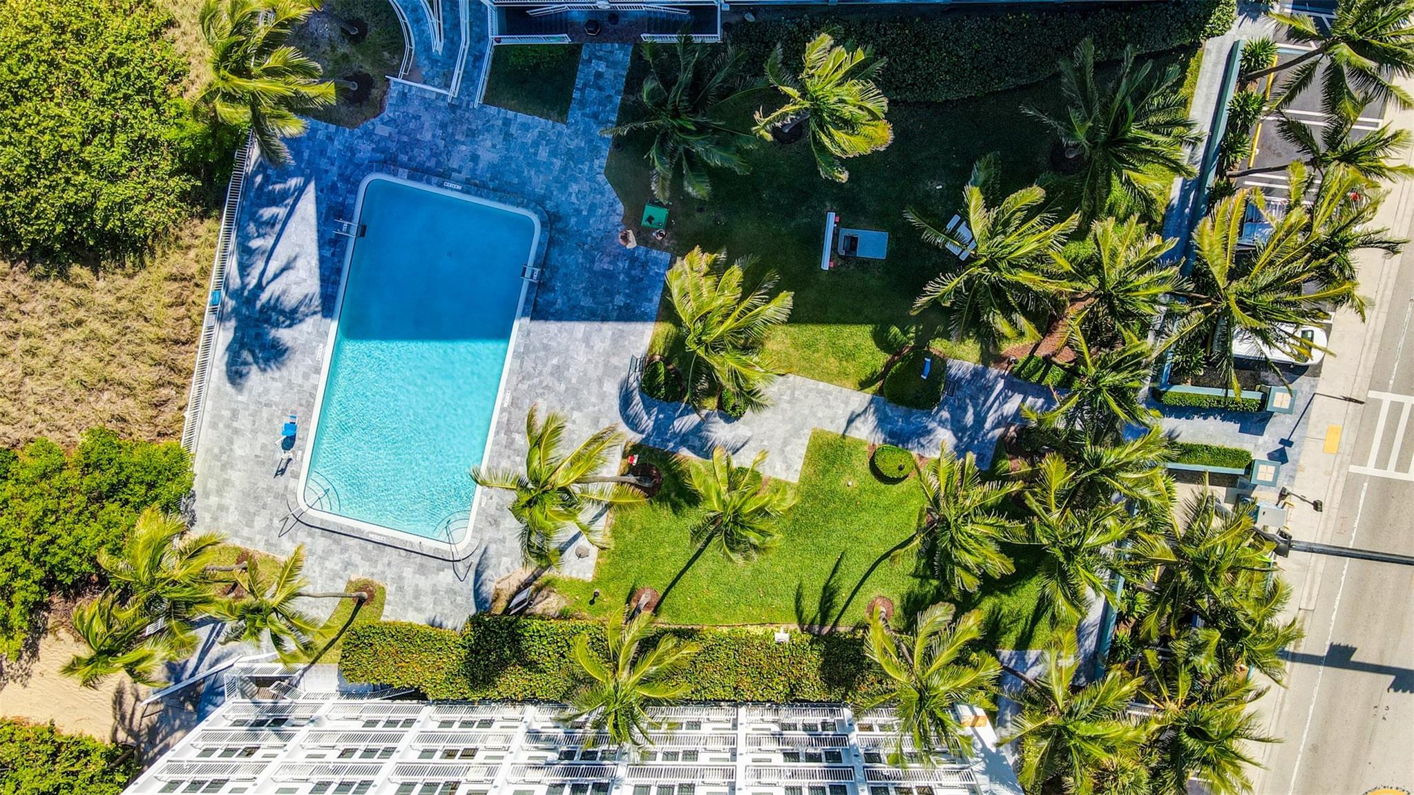 Full use of pool at resort next door with Tiki Bar Full use of pool at resort next door with Tiki Bar