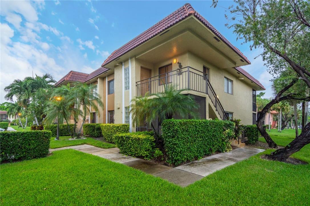 Photo for 301 Lakeview Drive, 204, Weston, FL 33326 - listing #FX-10536593 301 Lakeview Drive, 204, Weston, FL 33326