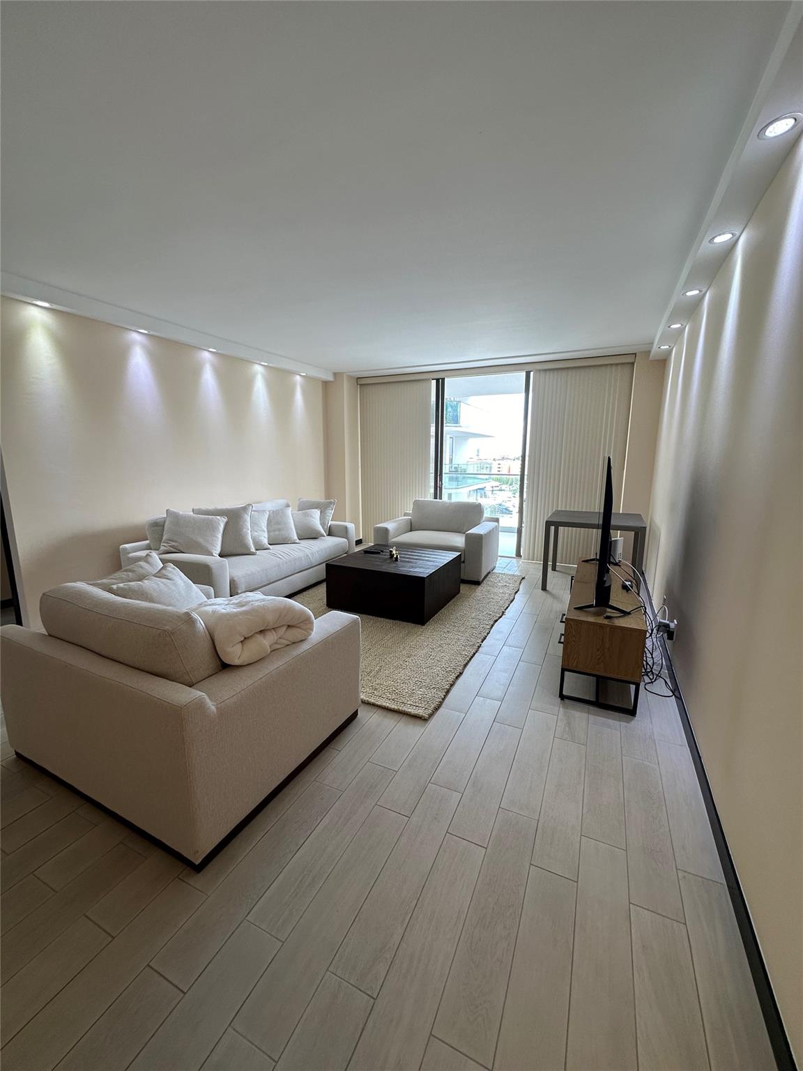 19707 Turnberry Way 8L, Miami, FL 33180