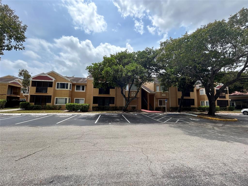Photo for 8320 SW 1st Street, 202, Pembroke Pines, FL 33025 - listing #FX-10432618 8320 SW 1st Street, 202, Pembroke Pines, FL 33025