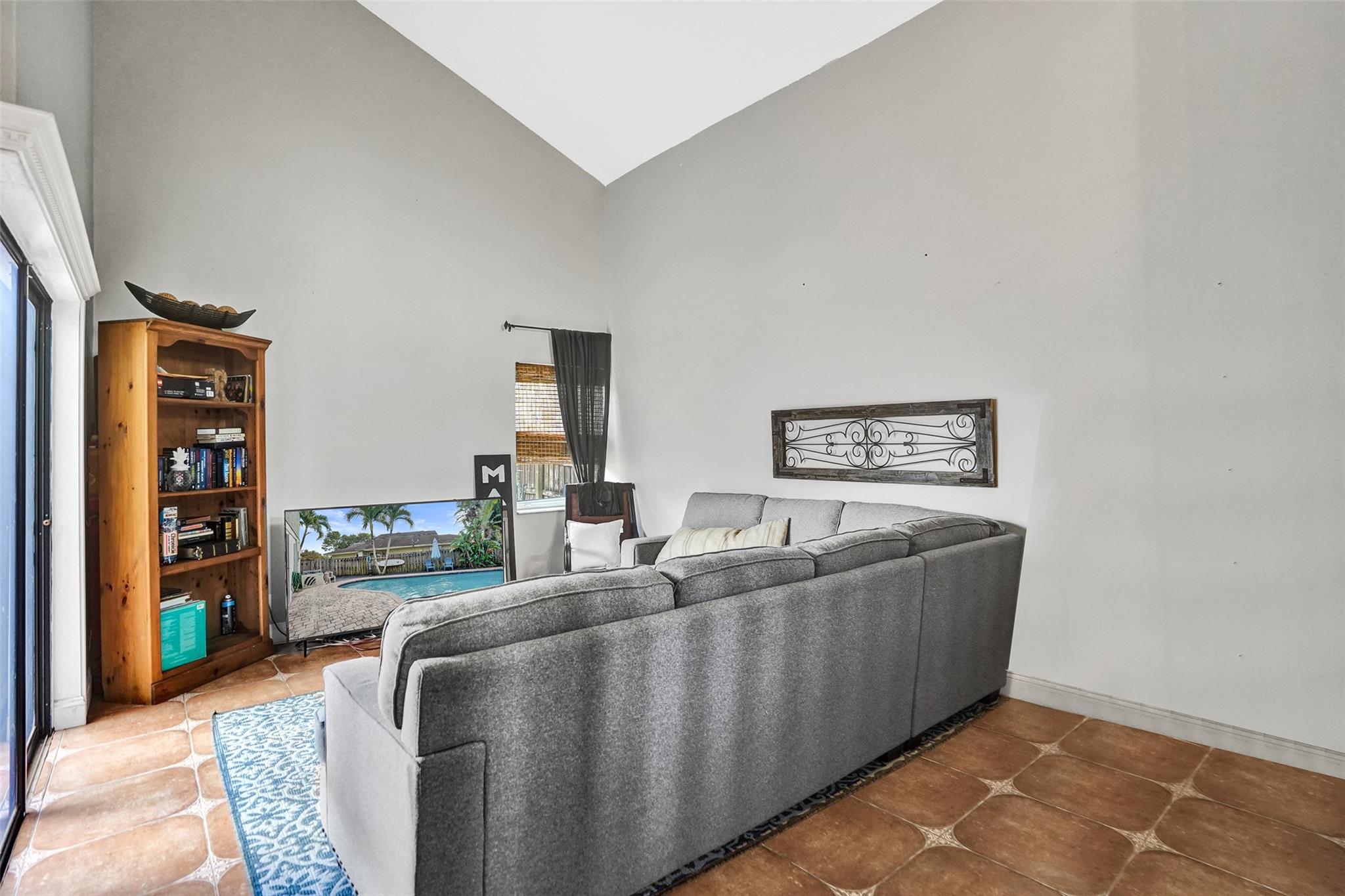 *PLENTY OF NATURAL LIGHT FLOWING THROUGH THIS HOME*