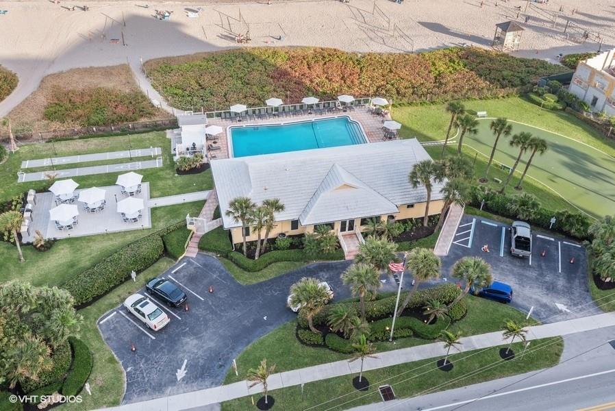 Beach with direct access from the clubhouse