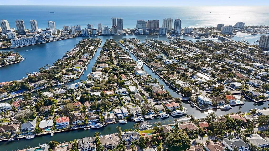 SHORT WALK TO THE BEACH, LAS OLAS DINING AND ENTERTAINMENT