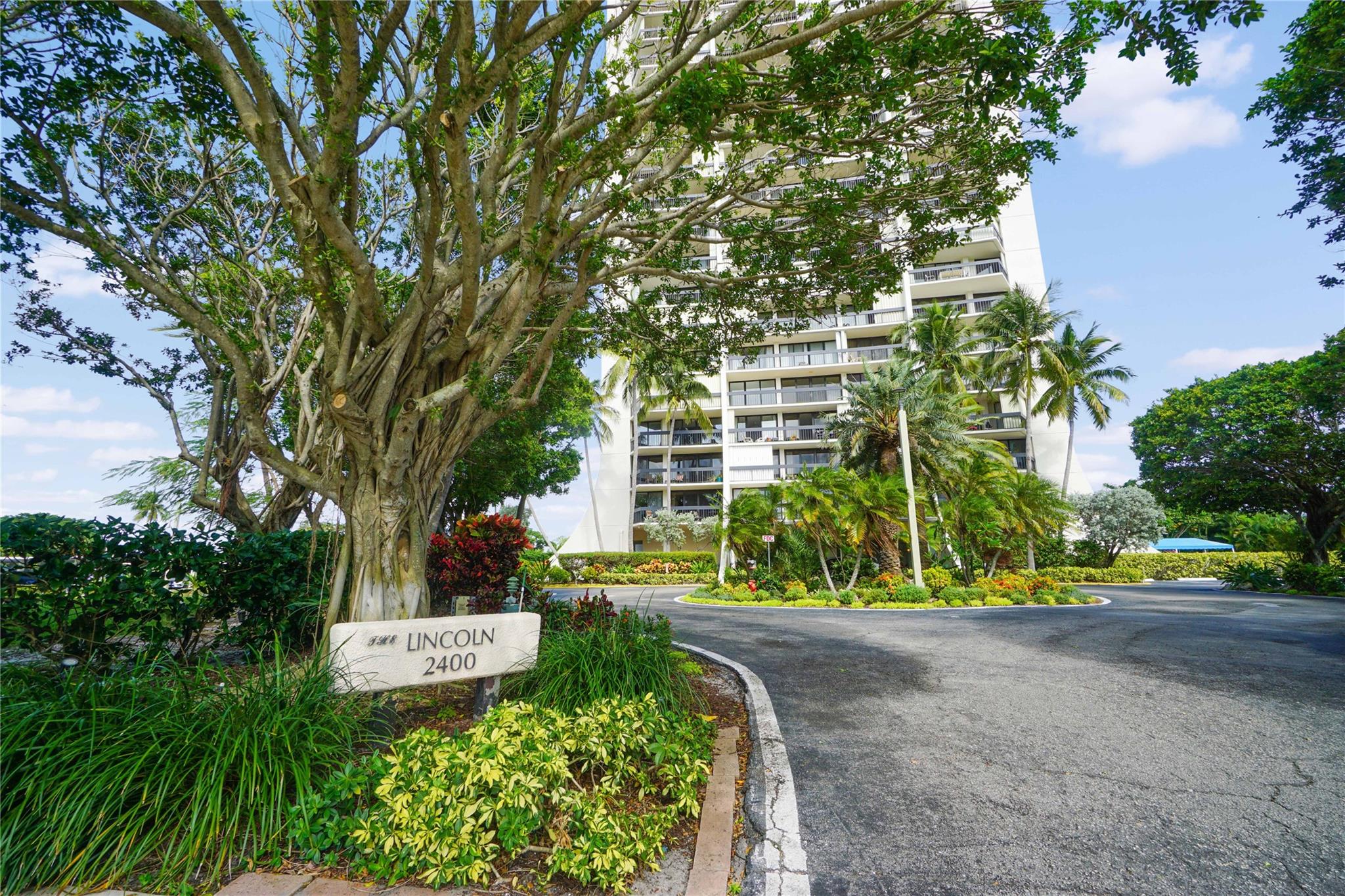 Photo for 2400 Presidential Way, 502 502, West Palm Beach, FL 33401 - listing #FX-10536589 2400 Presidential Way, 502 502, West Palm Beach, FL 33401