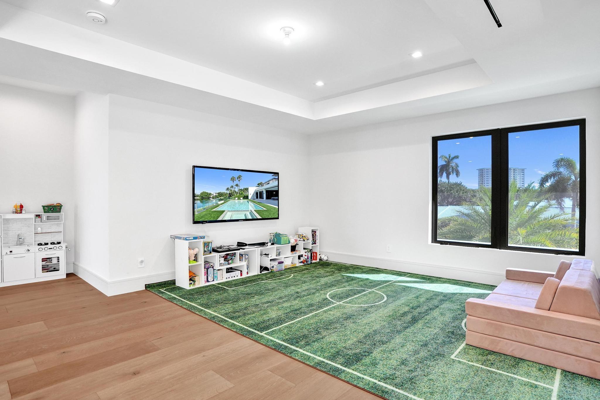 7 Seneca Road, Sea Ranch Lakes, FL 33308