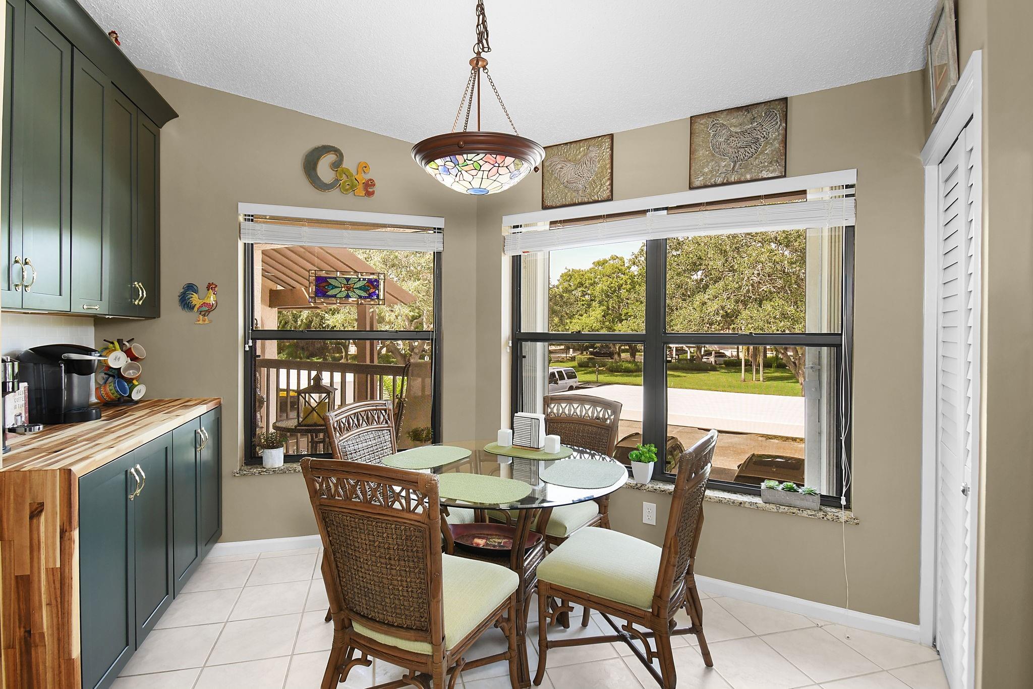 LOVELY BREAKFAST NOOK