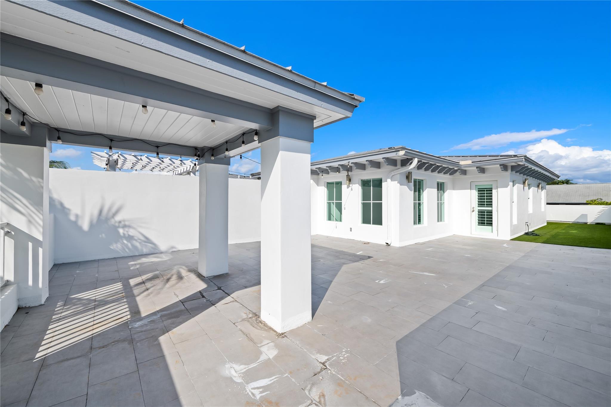Rooftop entertainment area with pergola