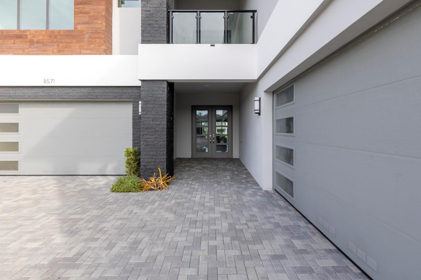 Entry 01 - 4 CARS GARAGE