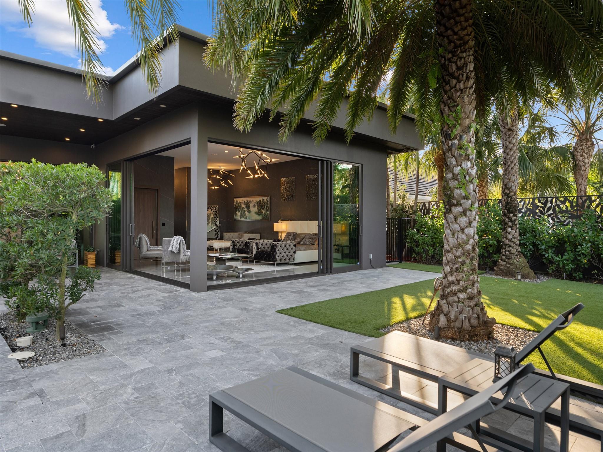 Indoor Outdoor Living through Walls of Glass