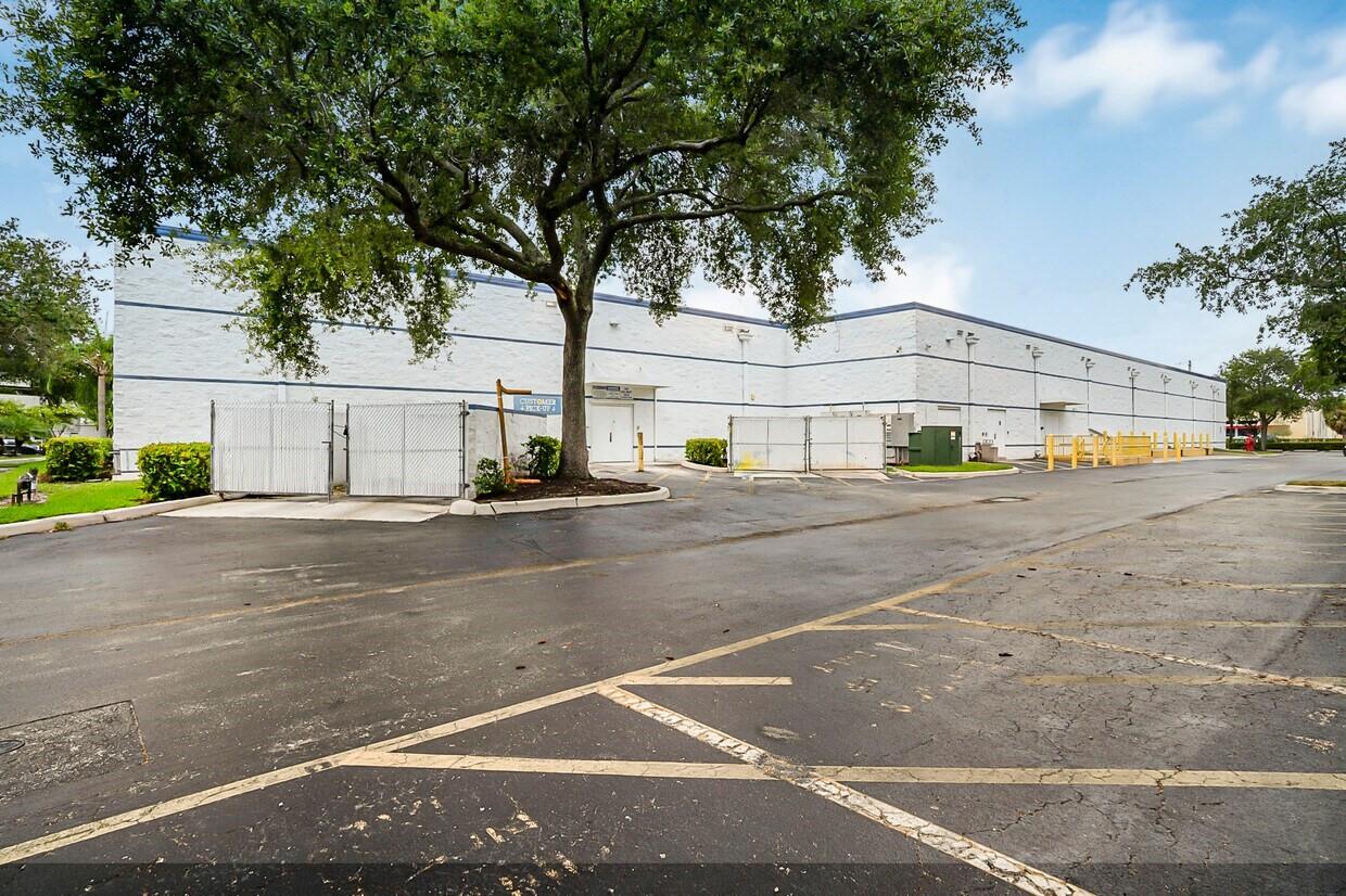 1605 W Oakland Park Boulevard, Oakland Park, FL 33311