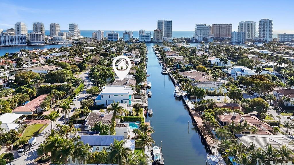 ONE MINUTE FROM THE INTRACOASTAL