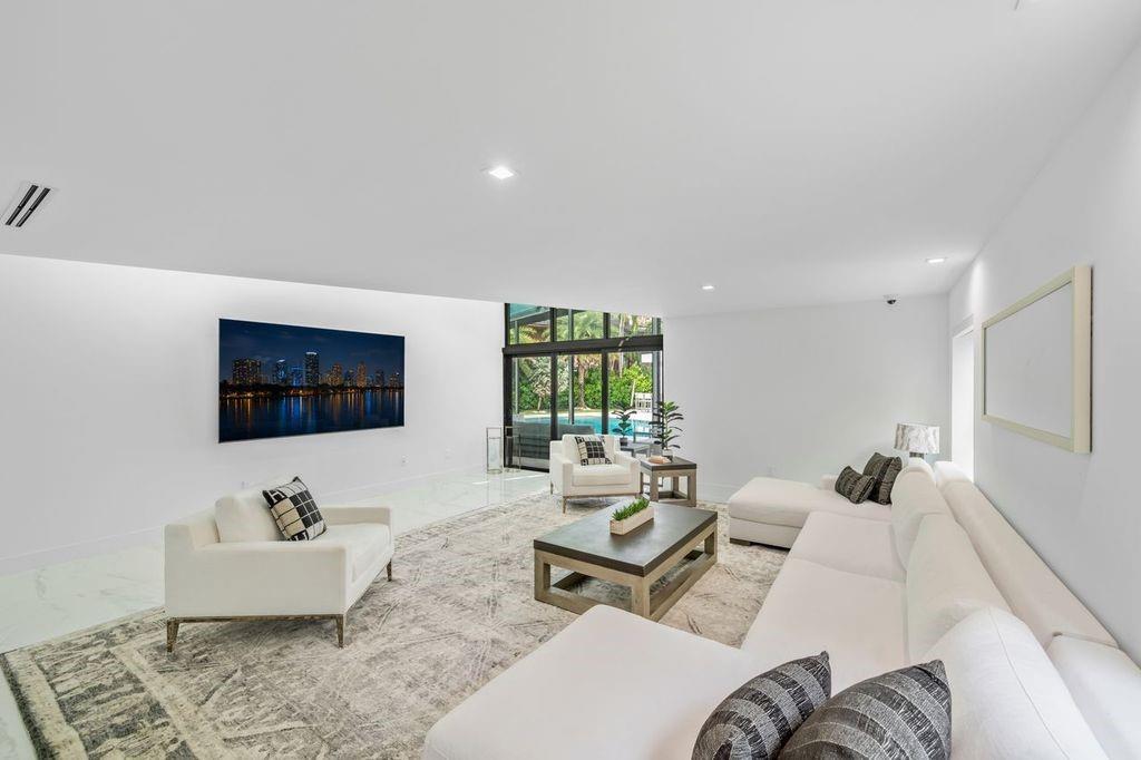 19 Gatehouse Road, Sea Ranch Lakes, FL 33308