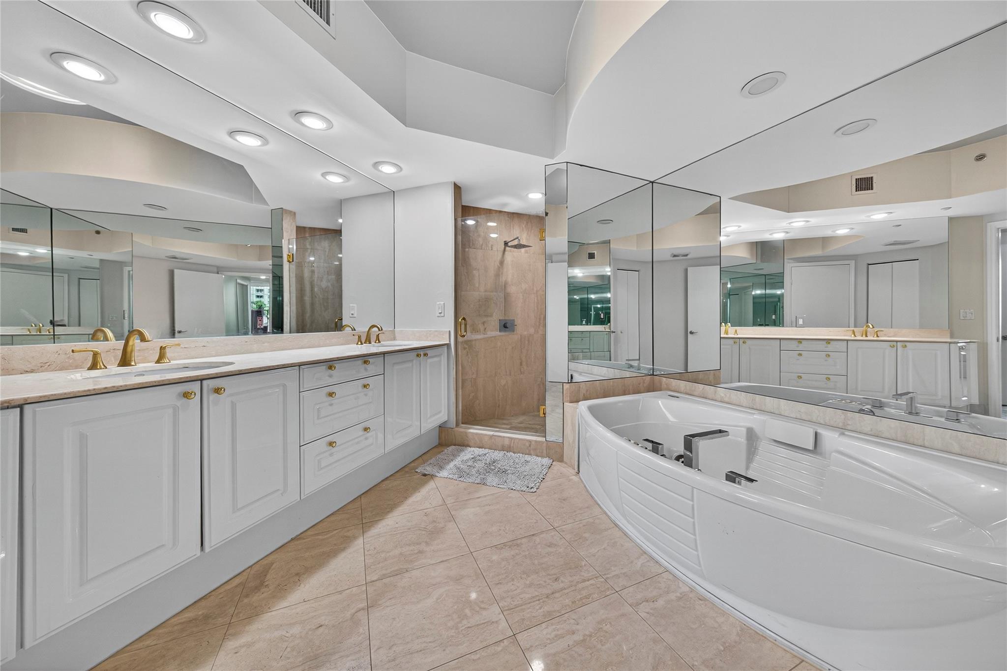 Large spa bathroom with jacuzzi tub & bidet