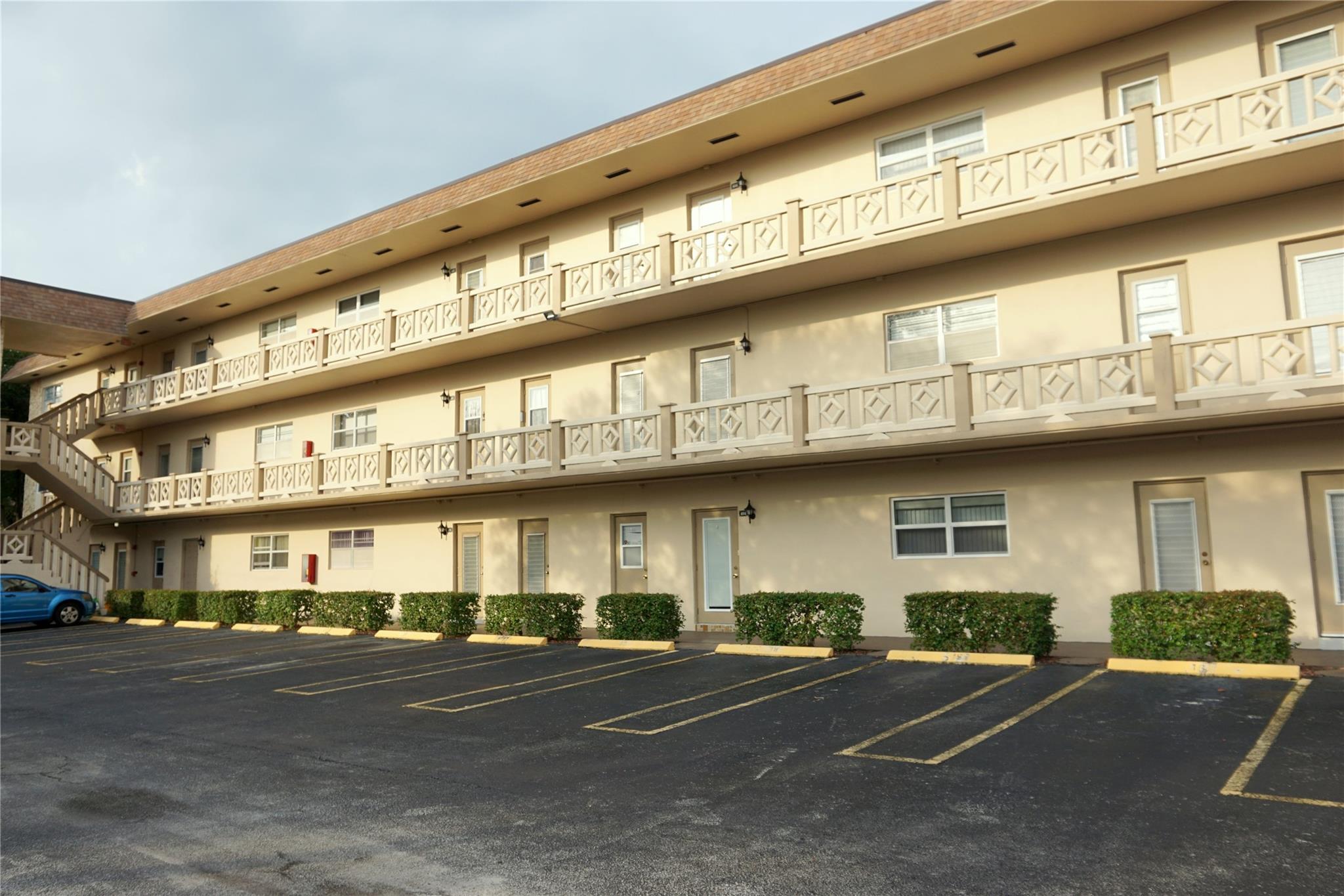 Photo for 3400 NW 48th Avenue, 502, Lauderdale Lakes, FL 33319 - listing #FX-10535032 3400 NW 48th Avenue, 502, Lauderdale Lakes, FL 33319