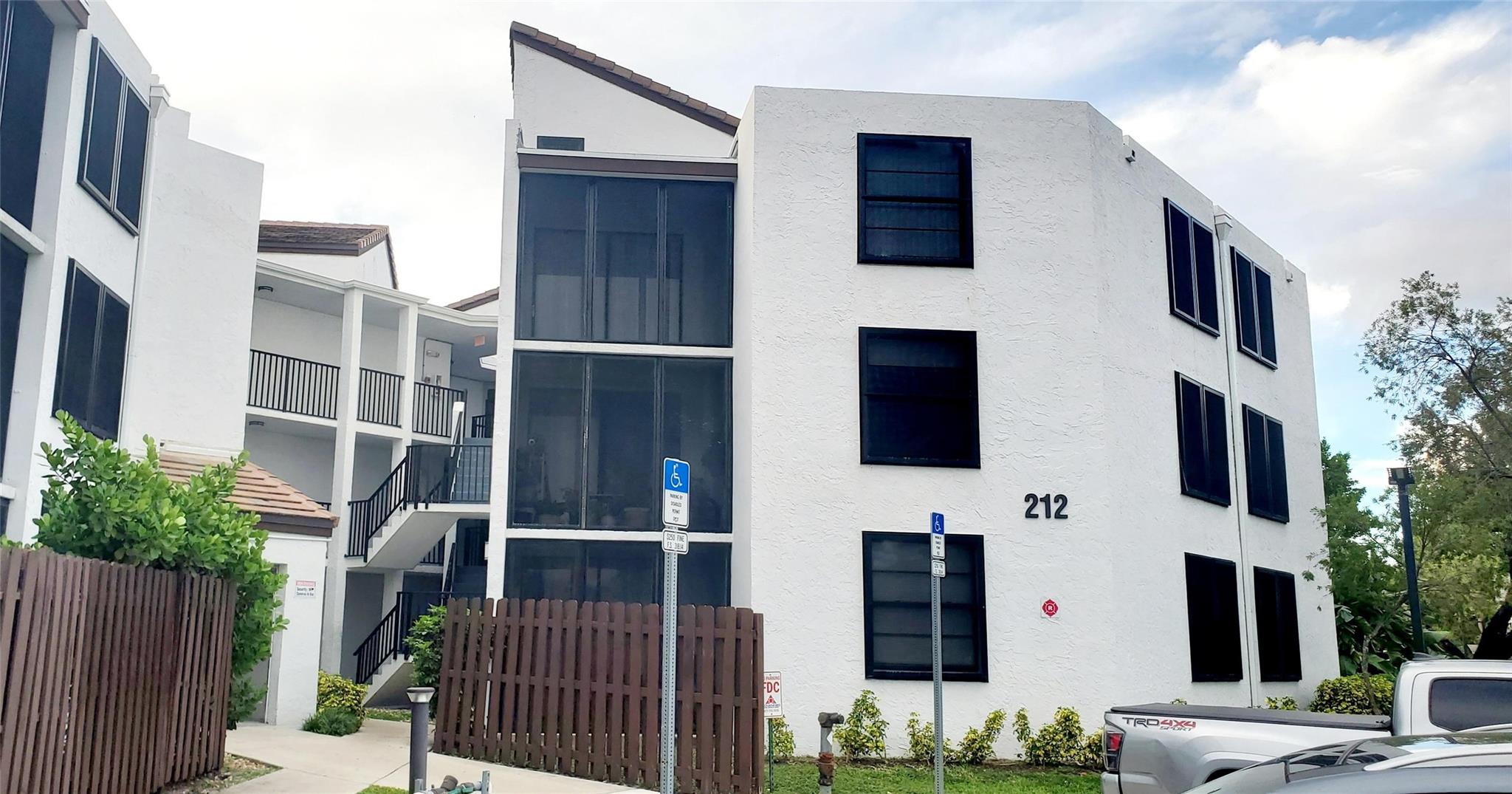 Photo for 212 Lake Pointe Drive, 314 314, Oakland Park, FL 33309 - listing #FX-10536836 212 Lake Pointe Drive, 314 314, Oakland Park, FL 33309