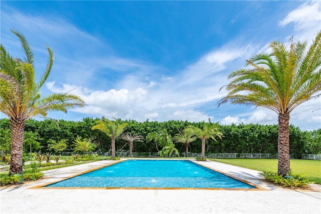 OVER-SIZED POOL WITH DECK JETS