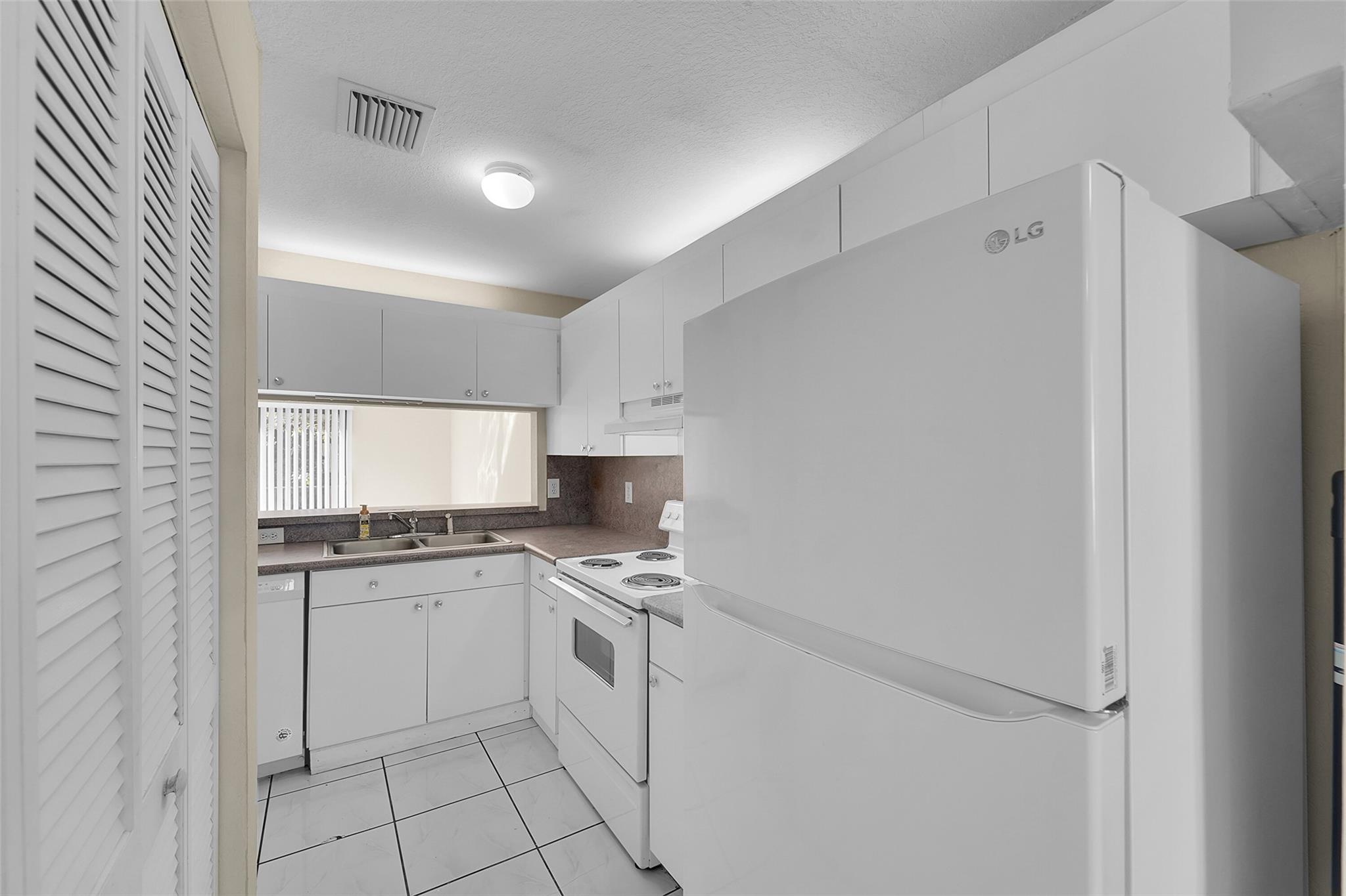 9088 NW 40th Street, Coral Springs, FL 33065