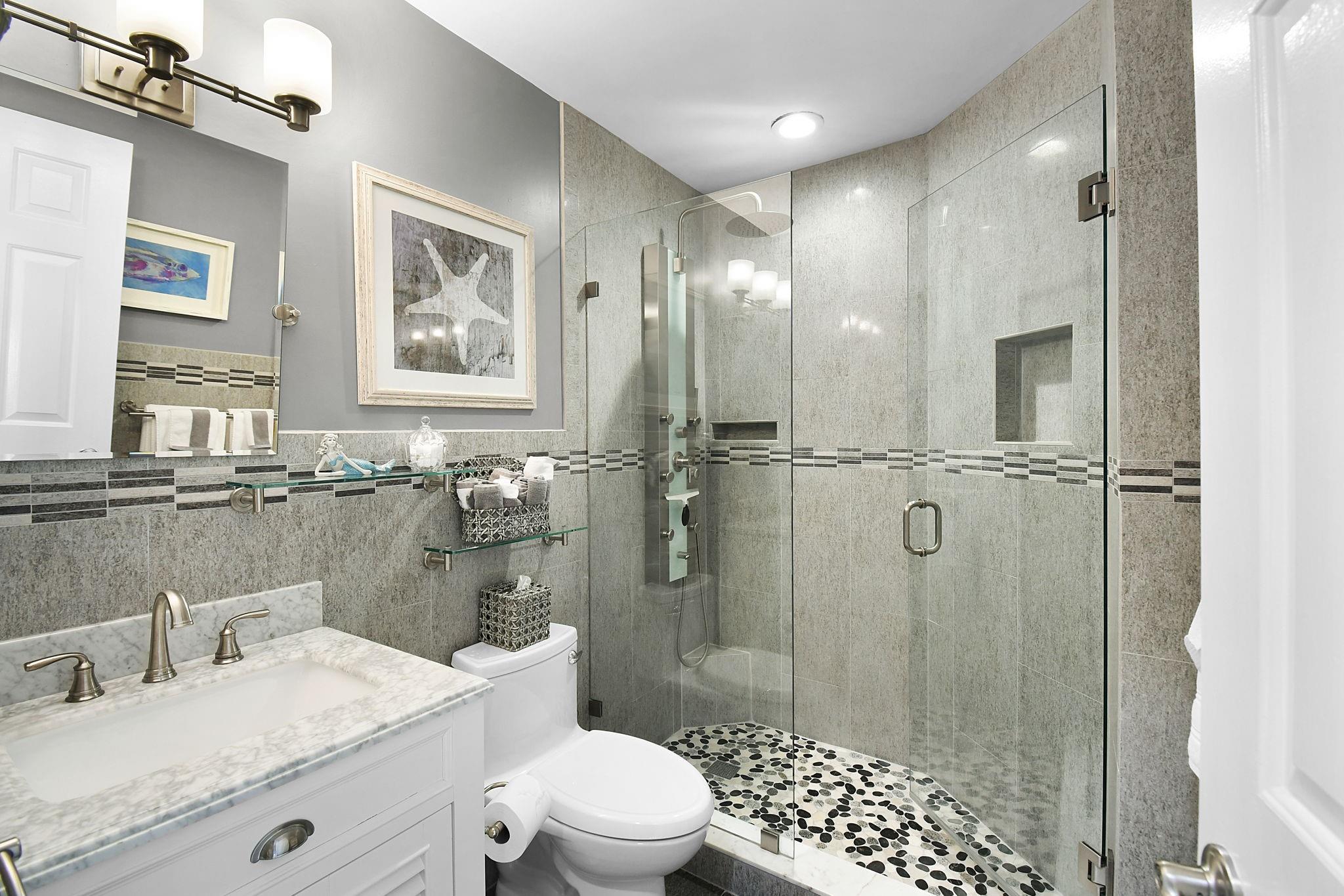 EXQUISITE GUEST BATHROOM