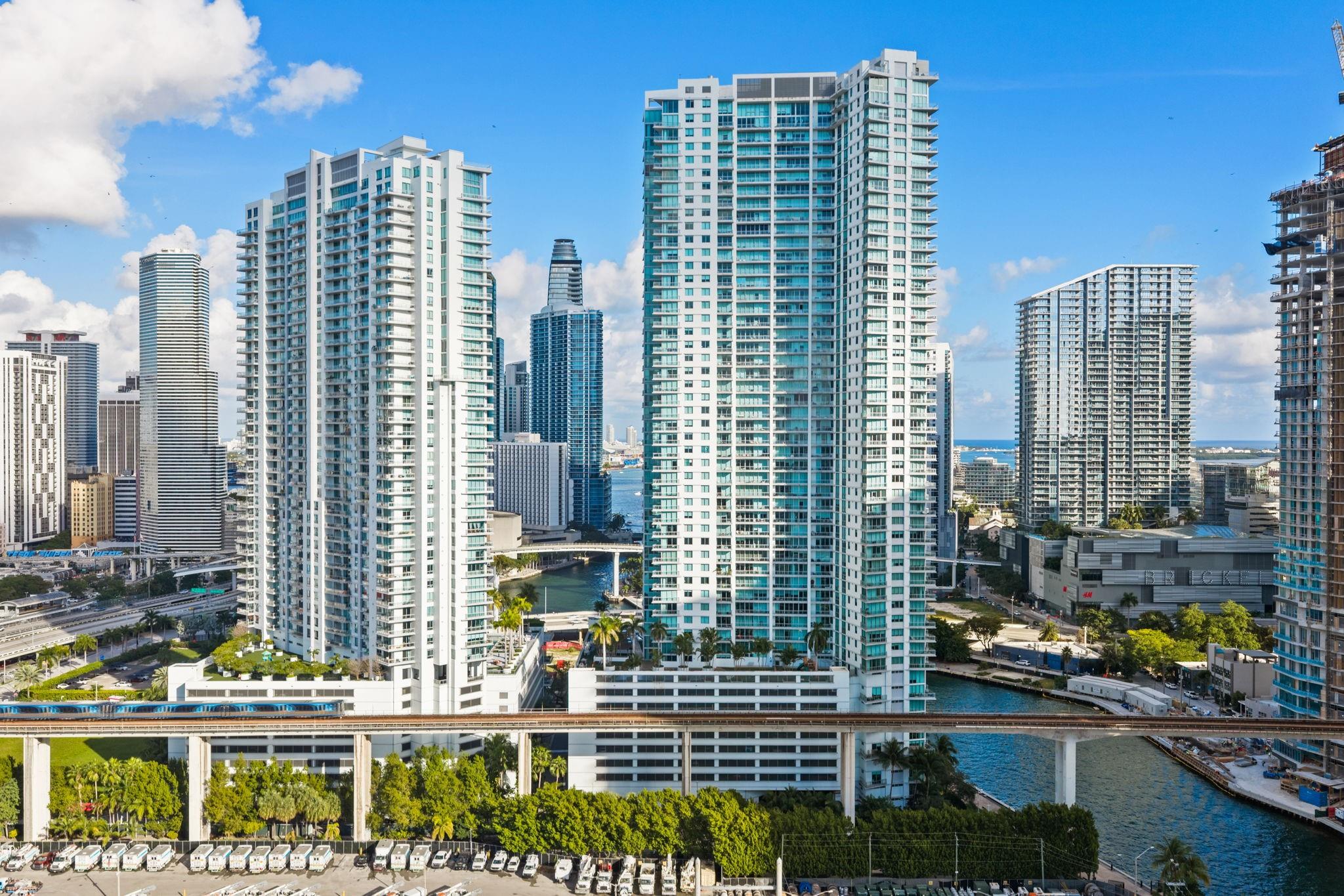 SIGNATURE MINT TOWER WITH RIVERFRONT SETTING