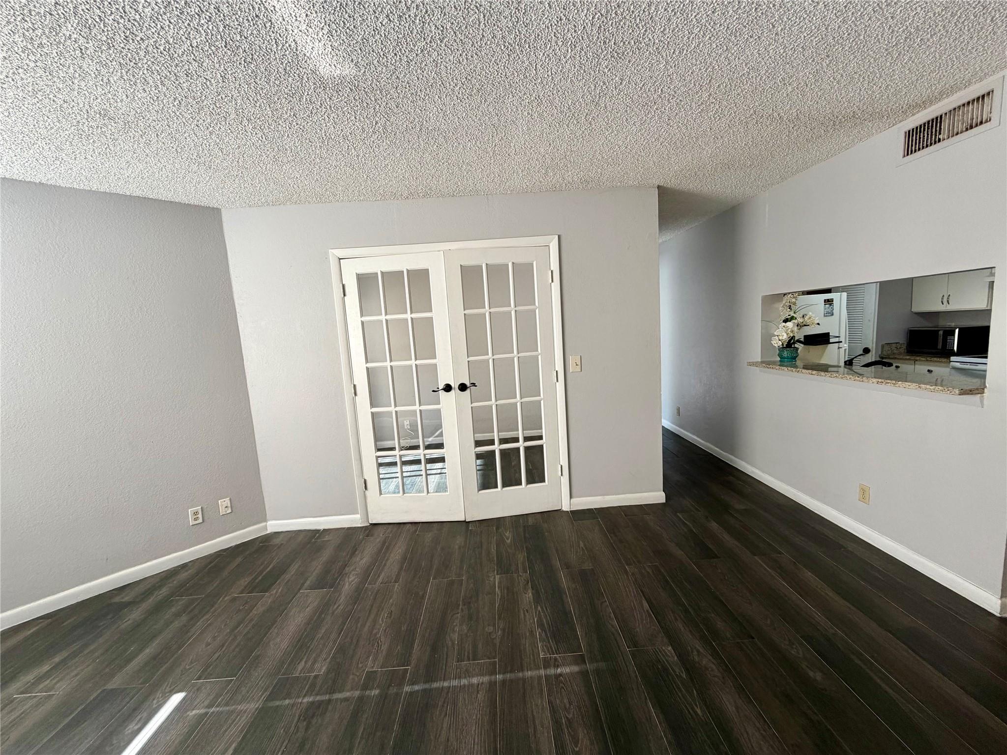 Lovely new laminate flooring throughout!!??