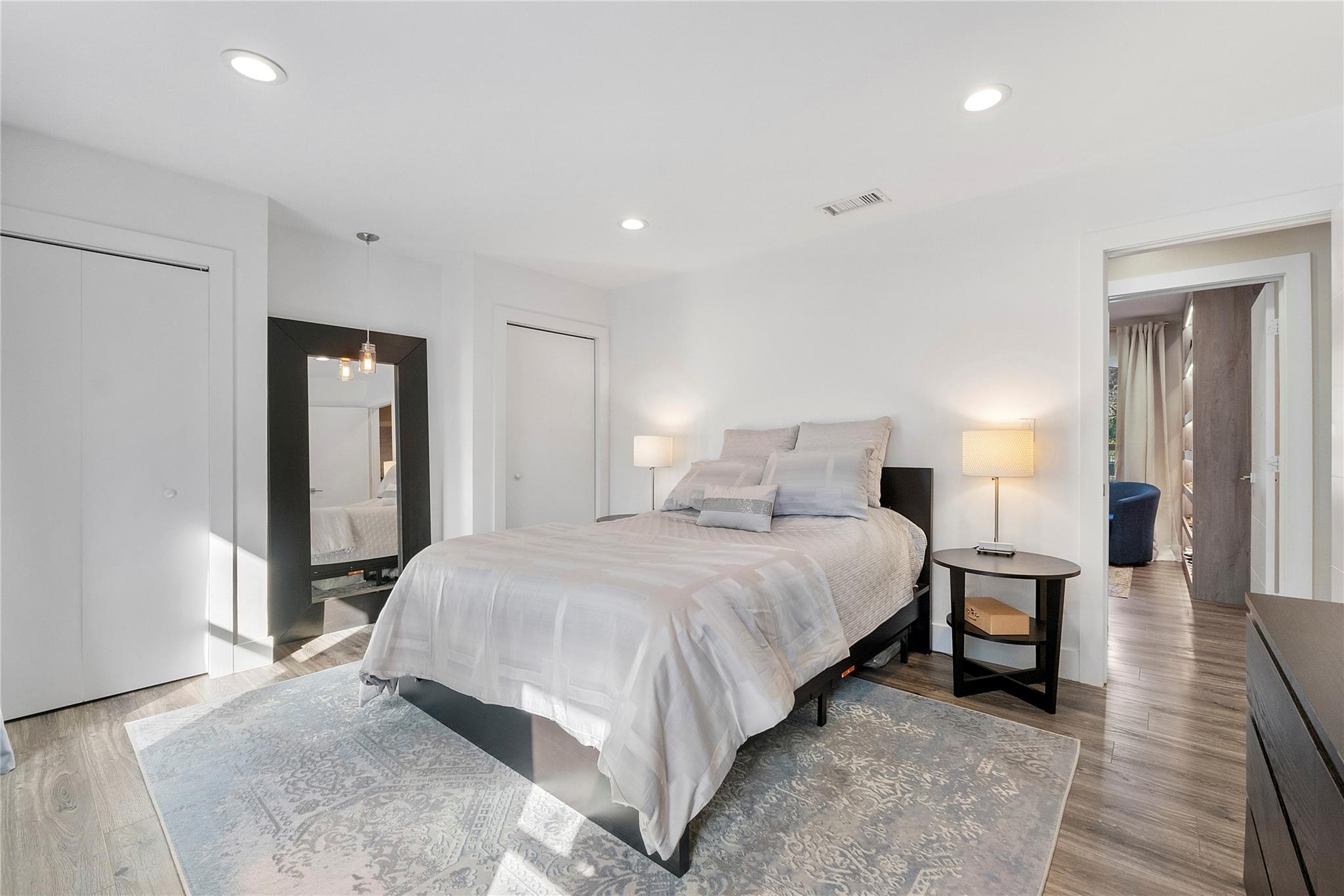 Another beautiful guest bedroom in the main house, There are 3 bedrooms in the main house and 2 identical cottages with 2 bedrooms and 2 bathrooms in each cottage,