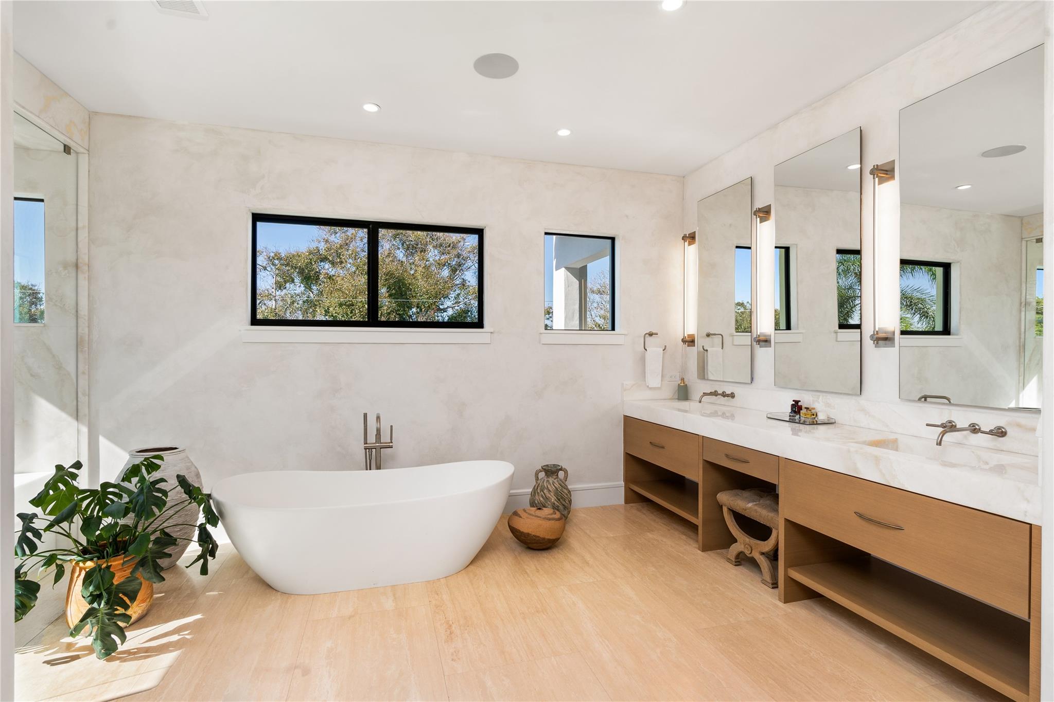 2300 NE 34th Court, Lighthouse Point, FL 33064