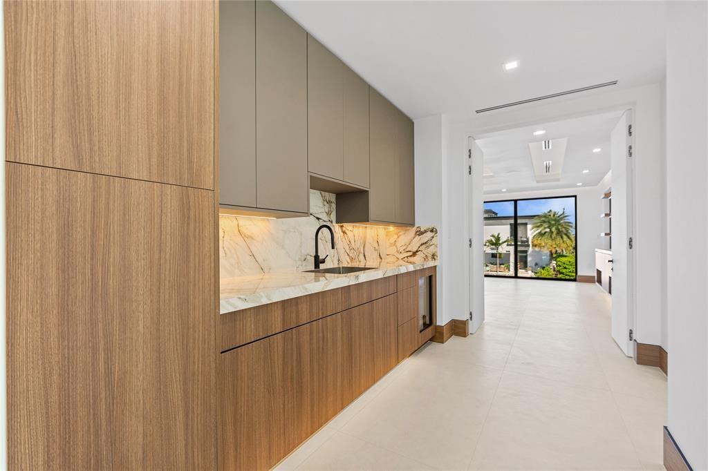 SECOND LEVEL BEVERAGE AREA