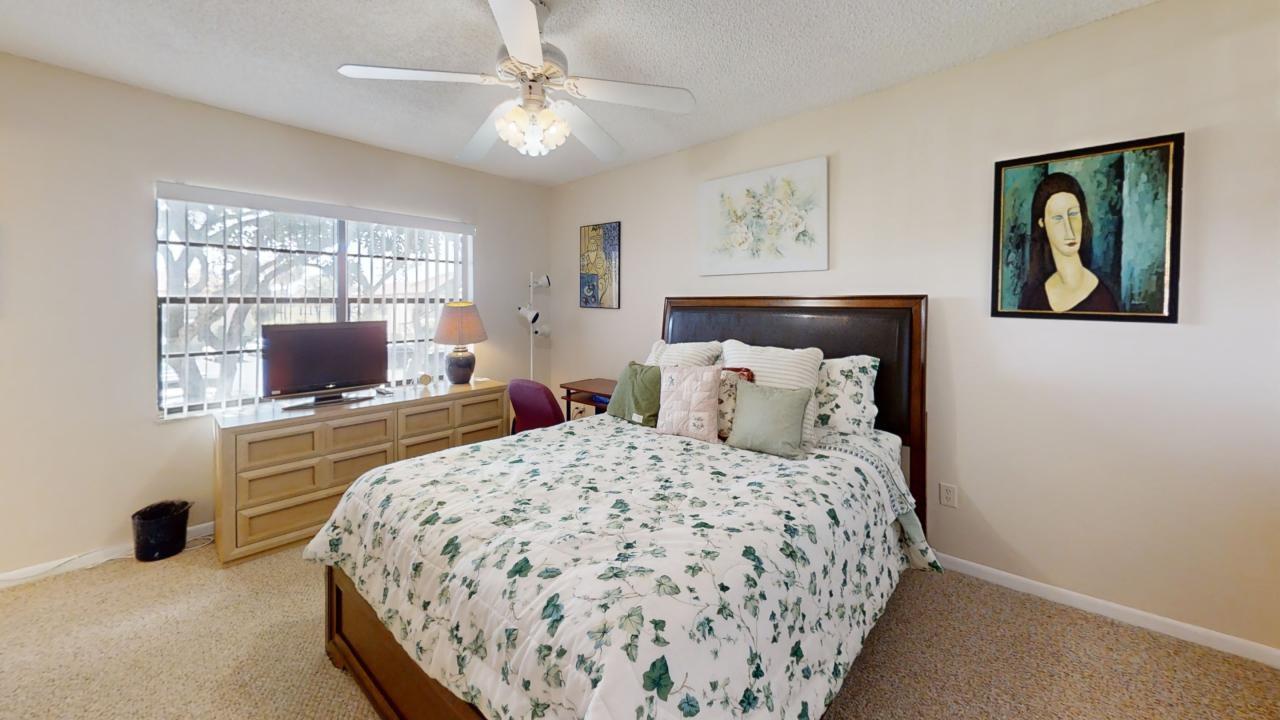 Guest Bedroom w full Bath on 2nd Floor