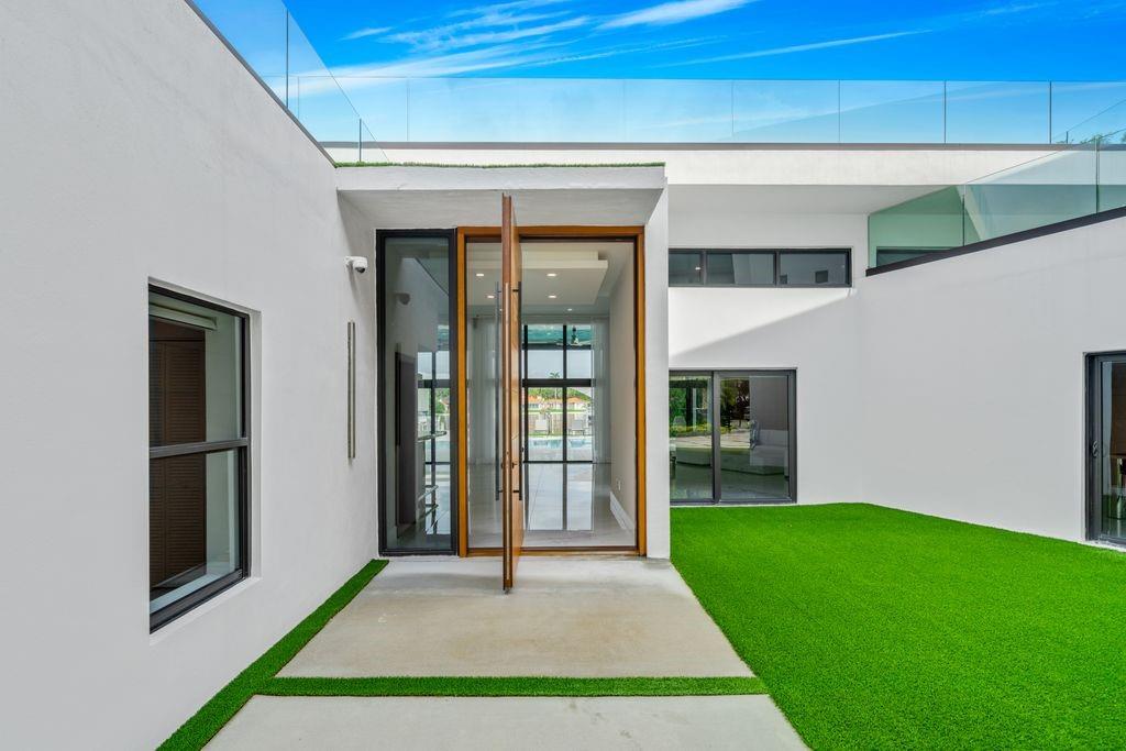 19 Gatehouse Road, Sea Ranch Lakes, FL 33308