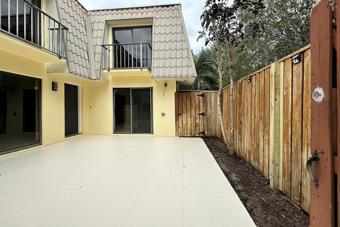 Photo for 1700 Embassy Drive 402, West Palm Beach, FL 33401 - listing #FX-10540477 1700 Embassy Drive 402, West Palm Beach, FL 33401