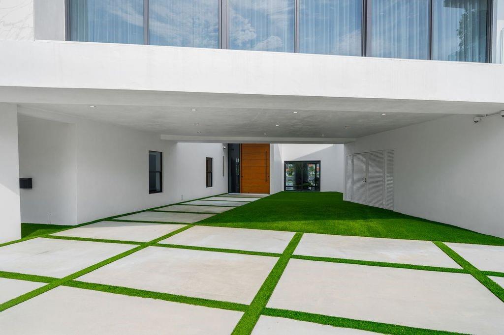 19 Gatehouse Road, Sea Ranch Lakes, FL 33308