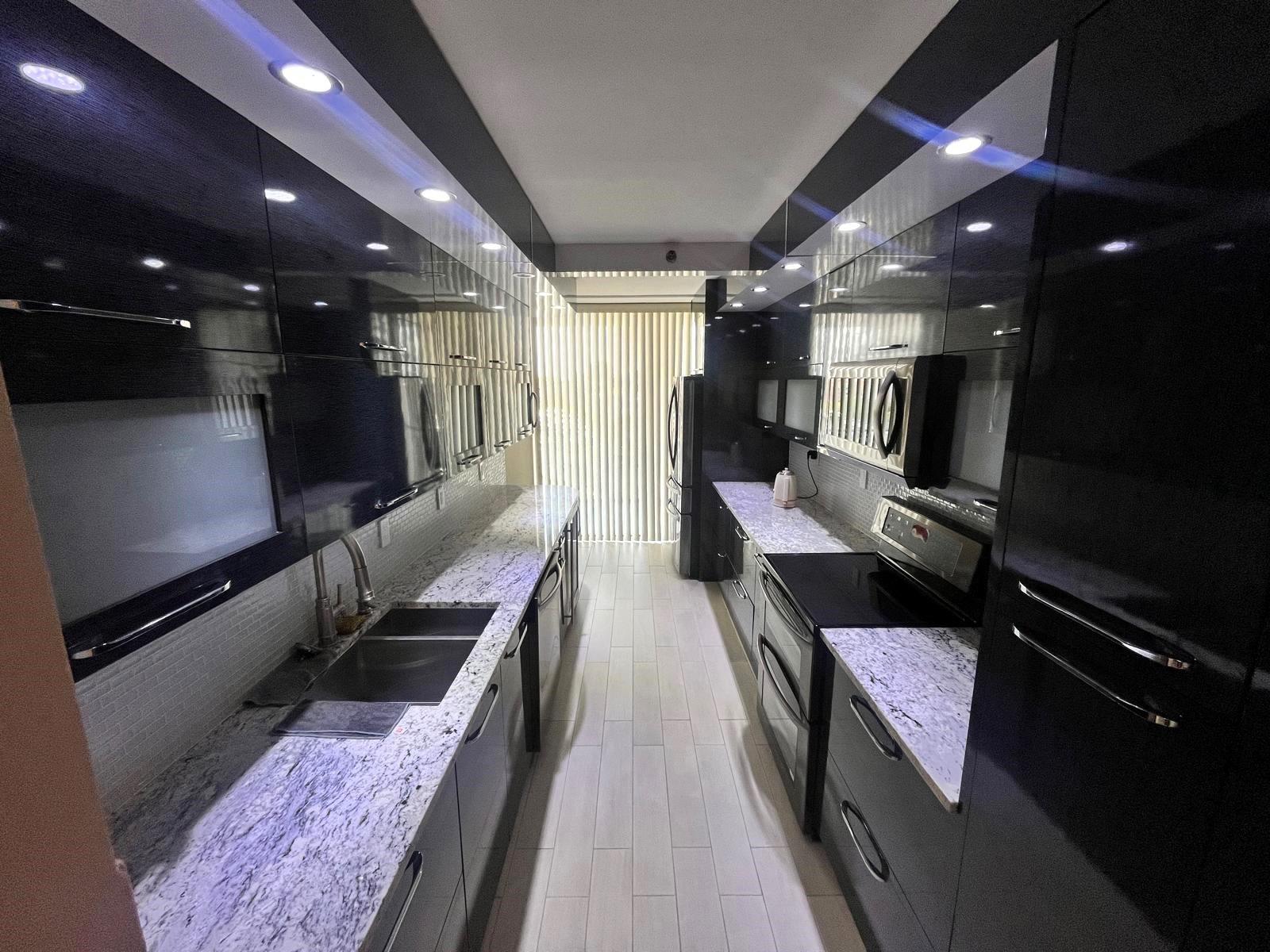 19707 Turnberry Way 8L, Miami, FL 33180