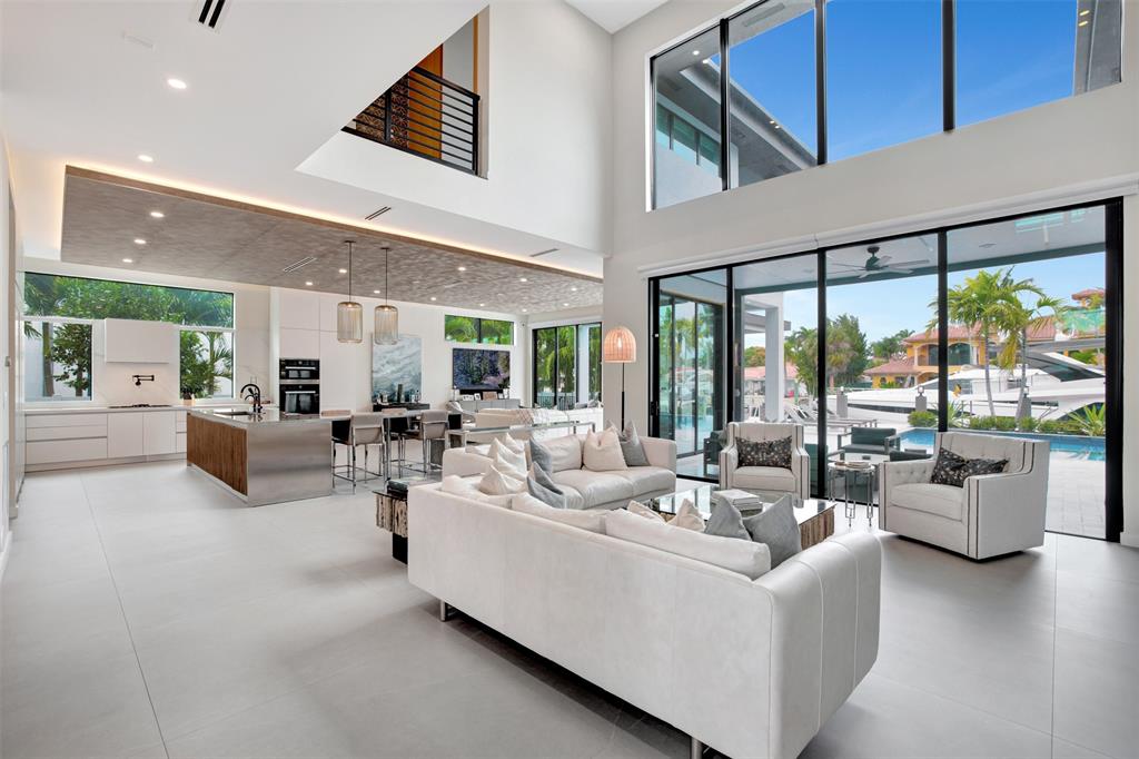 Bright and spacious living room