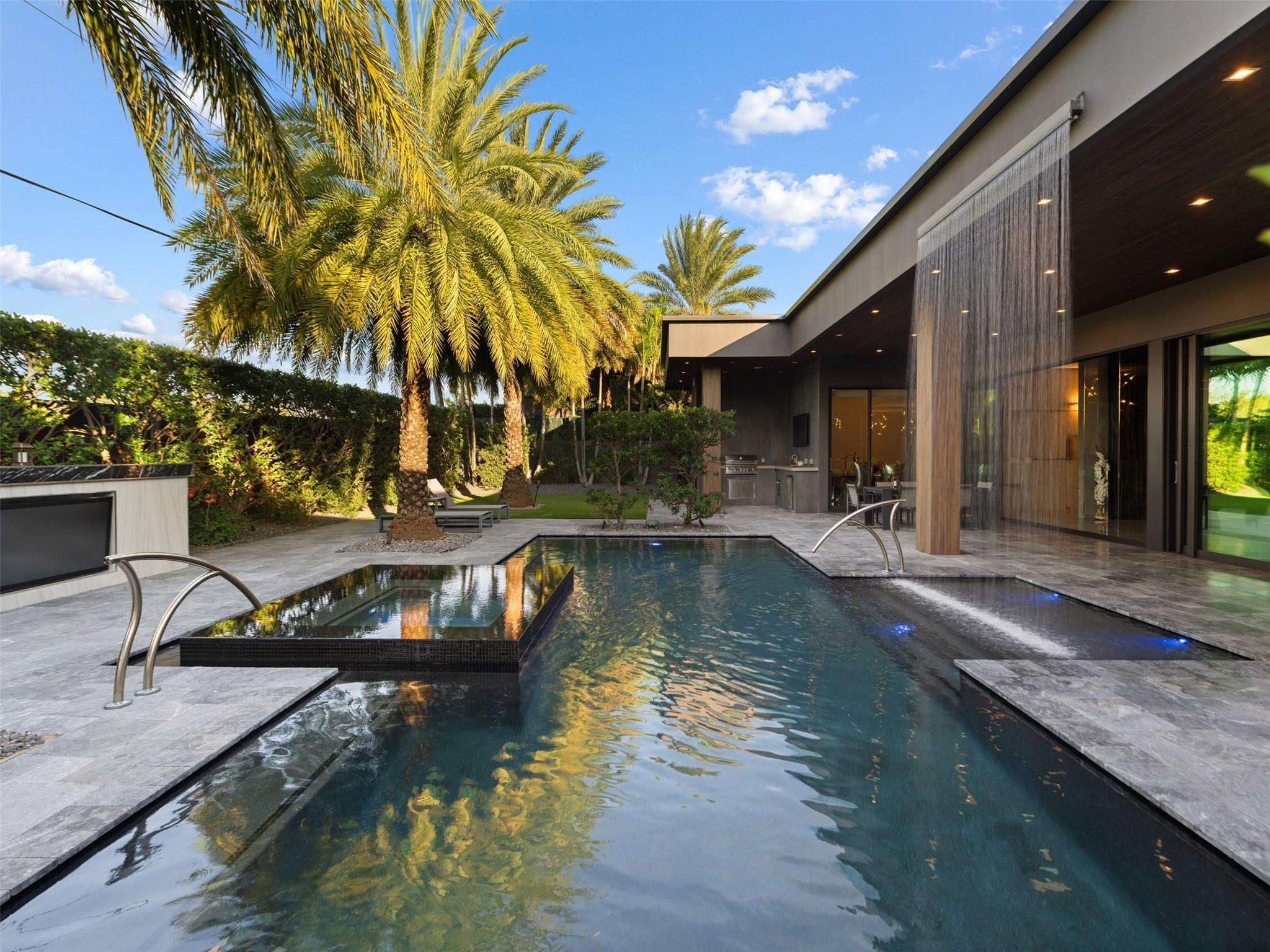 Indoor Outdoor Living through Walls of Glass