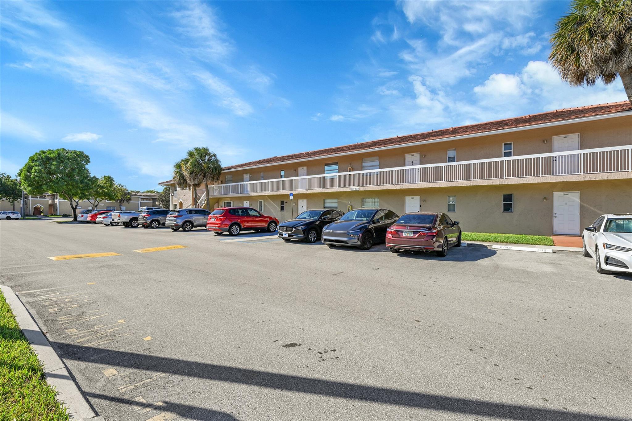 906 Twin Lakes Drive 8-J, Coral Springs, FL 33071