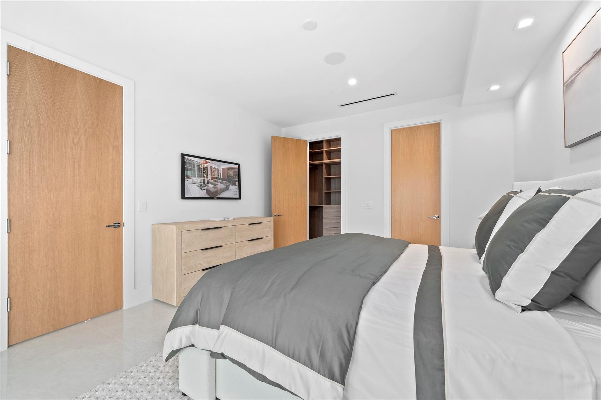 24 Fiesta Way, Fort Lauderdale, FL 33301