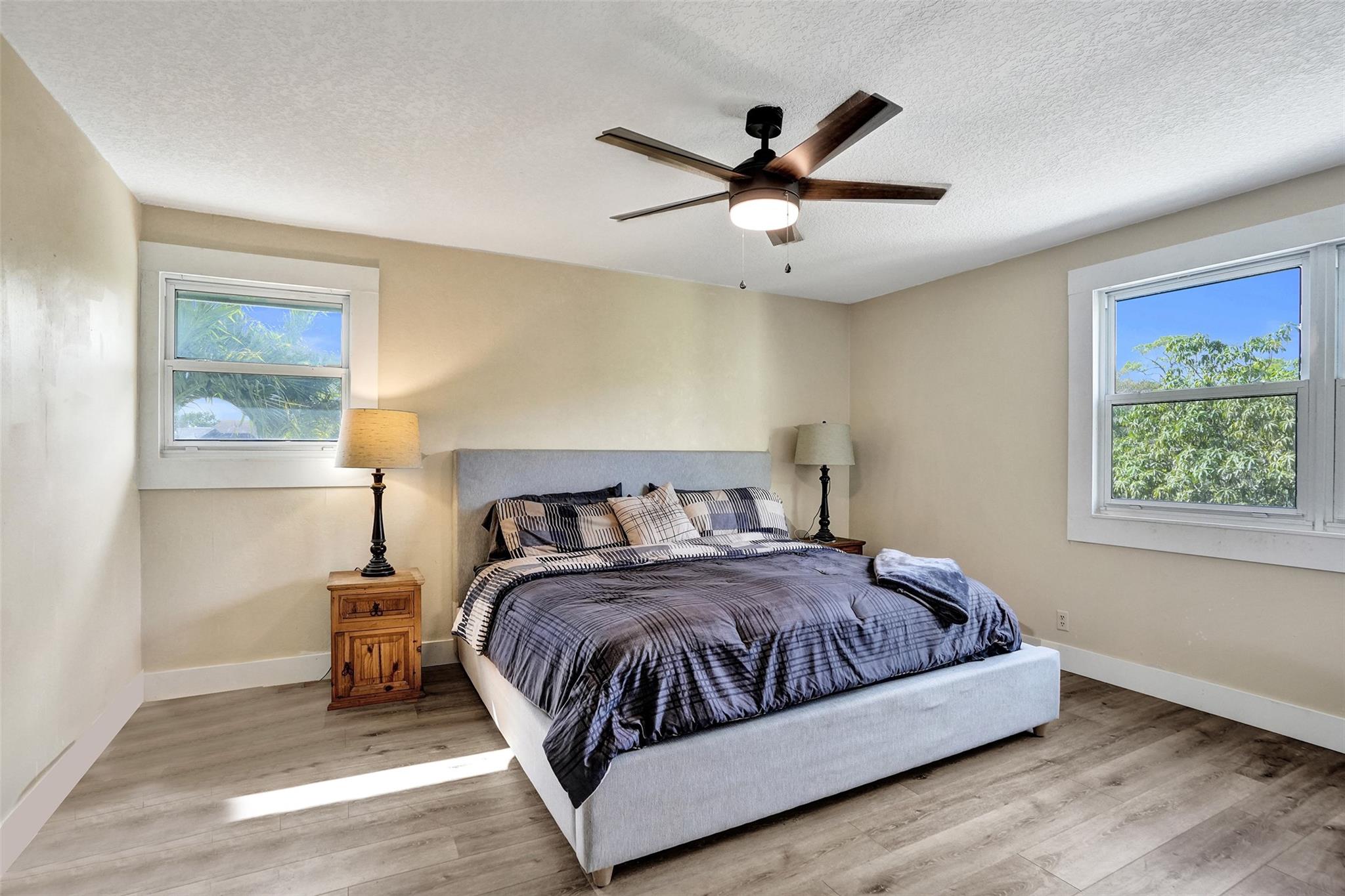 *LARGE SPACIOUS MASTER SUITE WITH WALK IN CLOSET *